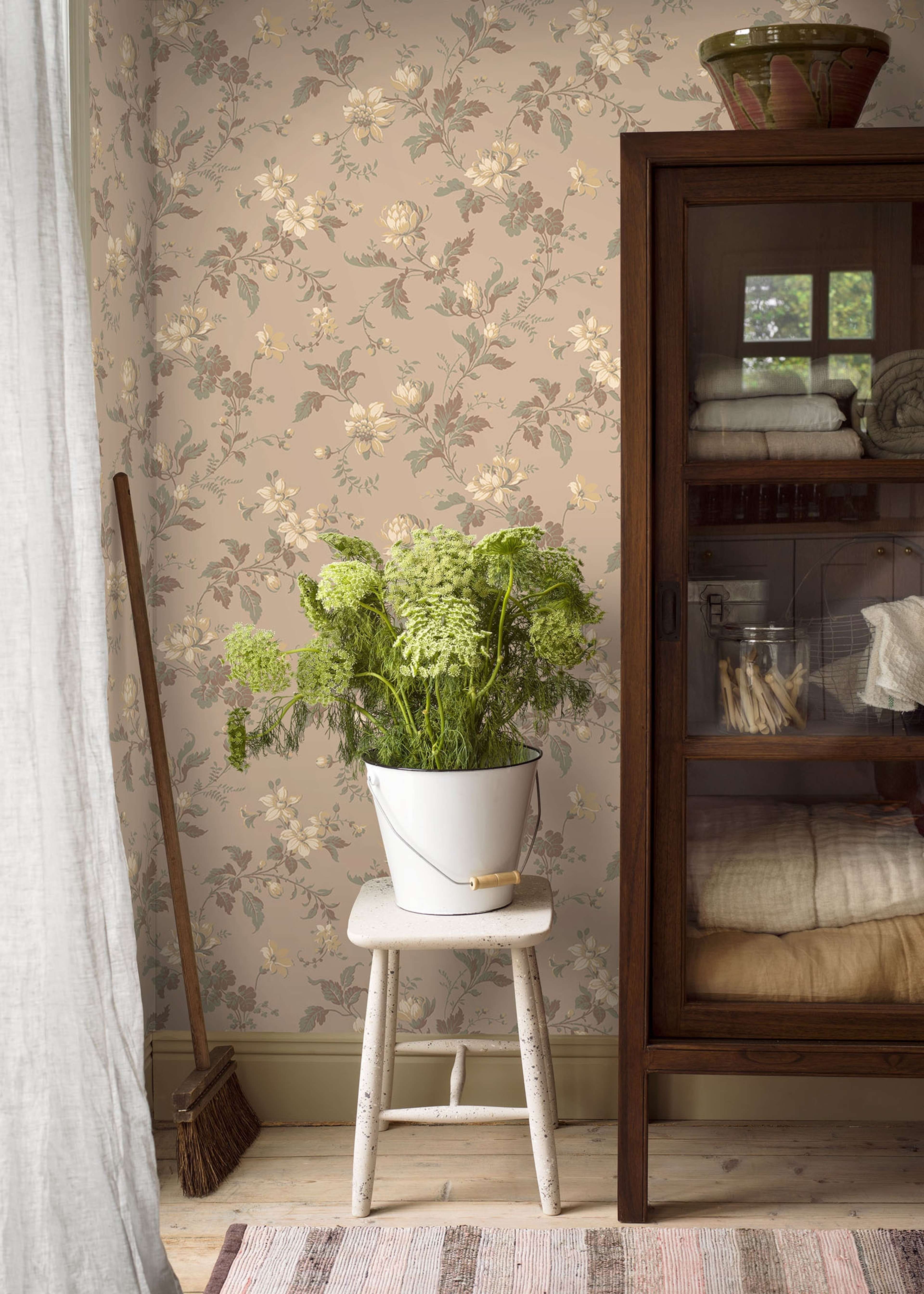 Blomslinga, ljusbrun botten tapet från Boråstapeter med blommigt mönster i grön och brun. Från kollektionen anno. Nonwoven-material med förskjuten passning. Passar i sovrum och matsal.