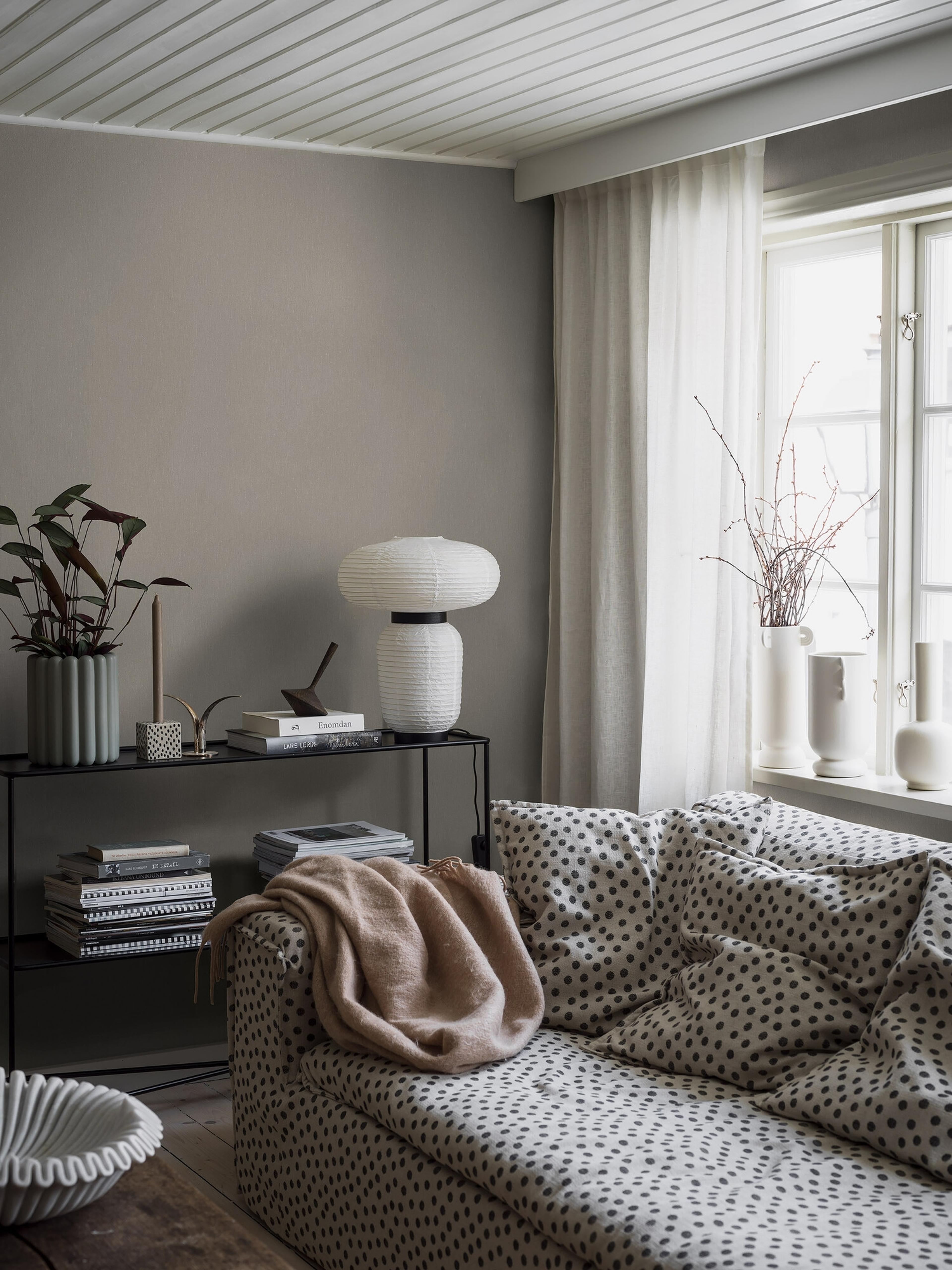 Muscot Linen tapet med enfargat, textilimitation mönster i beige. Från kollektionen Linen. Nonwoven-material. Passar i vardagsrum och matsal.