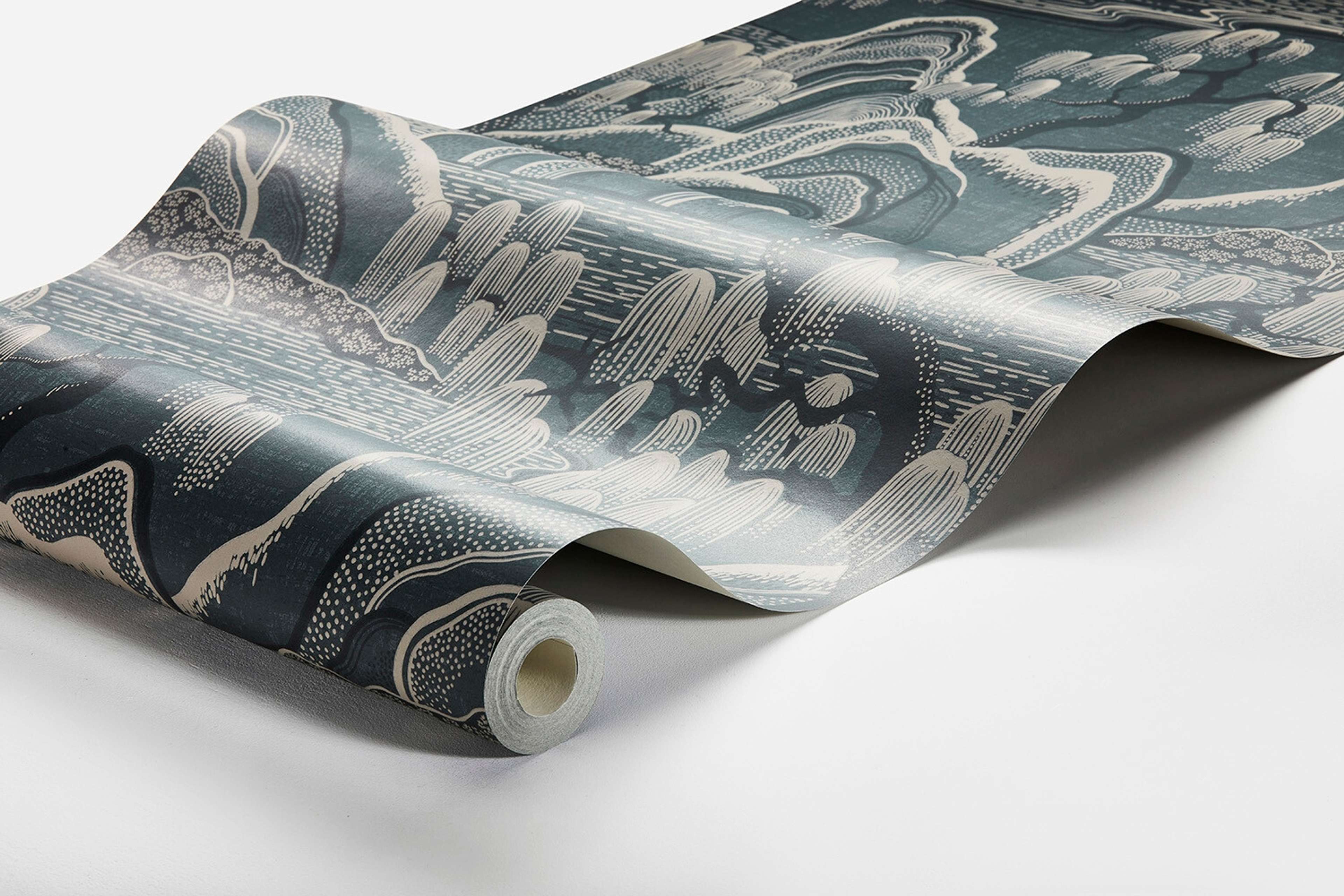 Indigo Garden tapet från Boråstapeter med naturochlandskap mönster i blå. Från kollektionen Eastern Simplicity. Nonwoven-material med förskjuten passning. City-stil. Passar i vardagsrum, hall och arbetsrum.