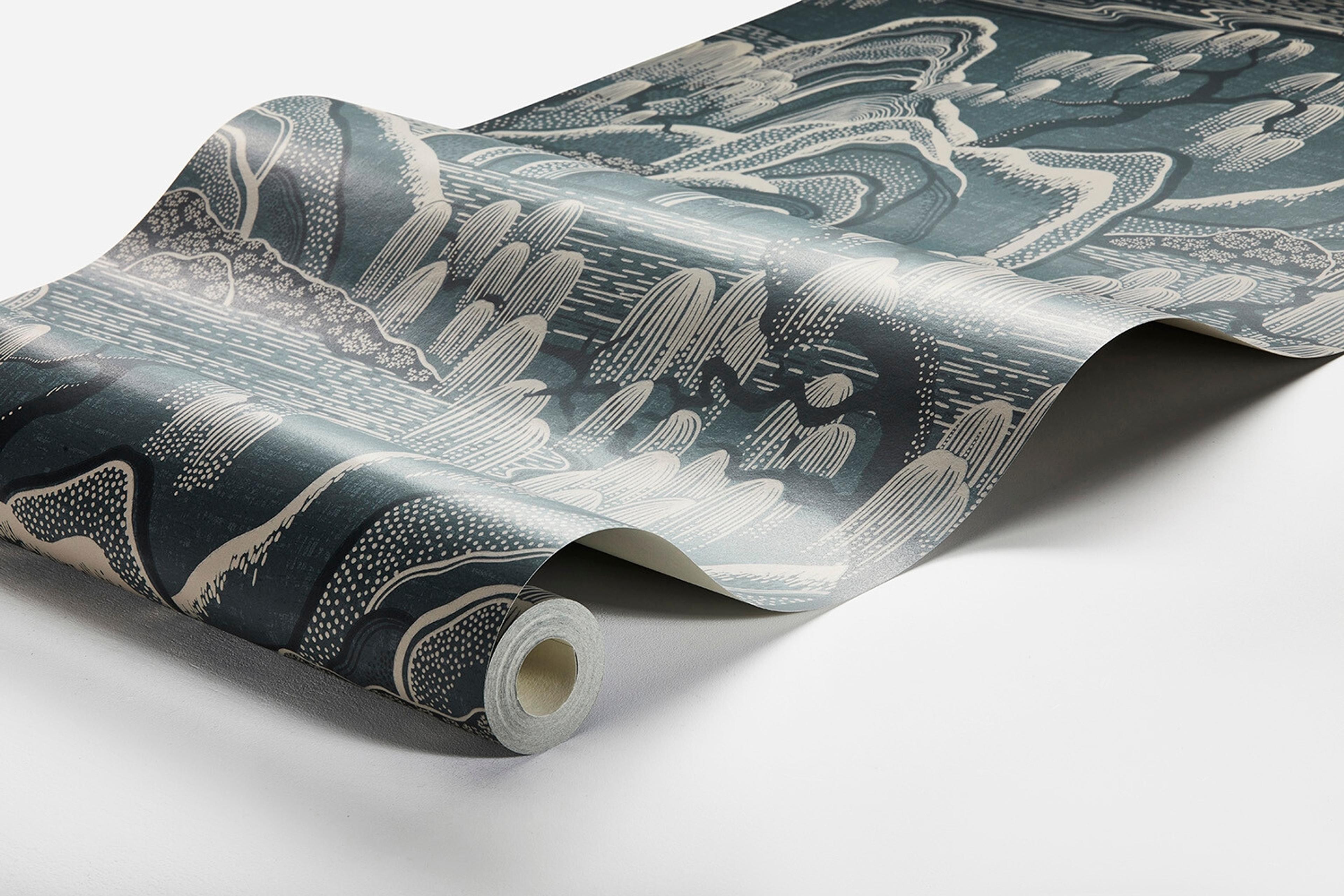 Indigo Garden tapet från Boråstapeter med naturochlandskap mönster i blå. Från kollektionen Eastern Simplicity. Nonwoven-material med förskjuten passning. City-stil. Passar i vardagsrum, hall och arbetsrum.