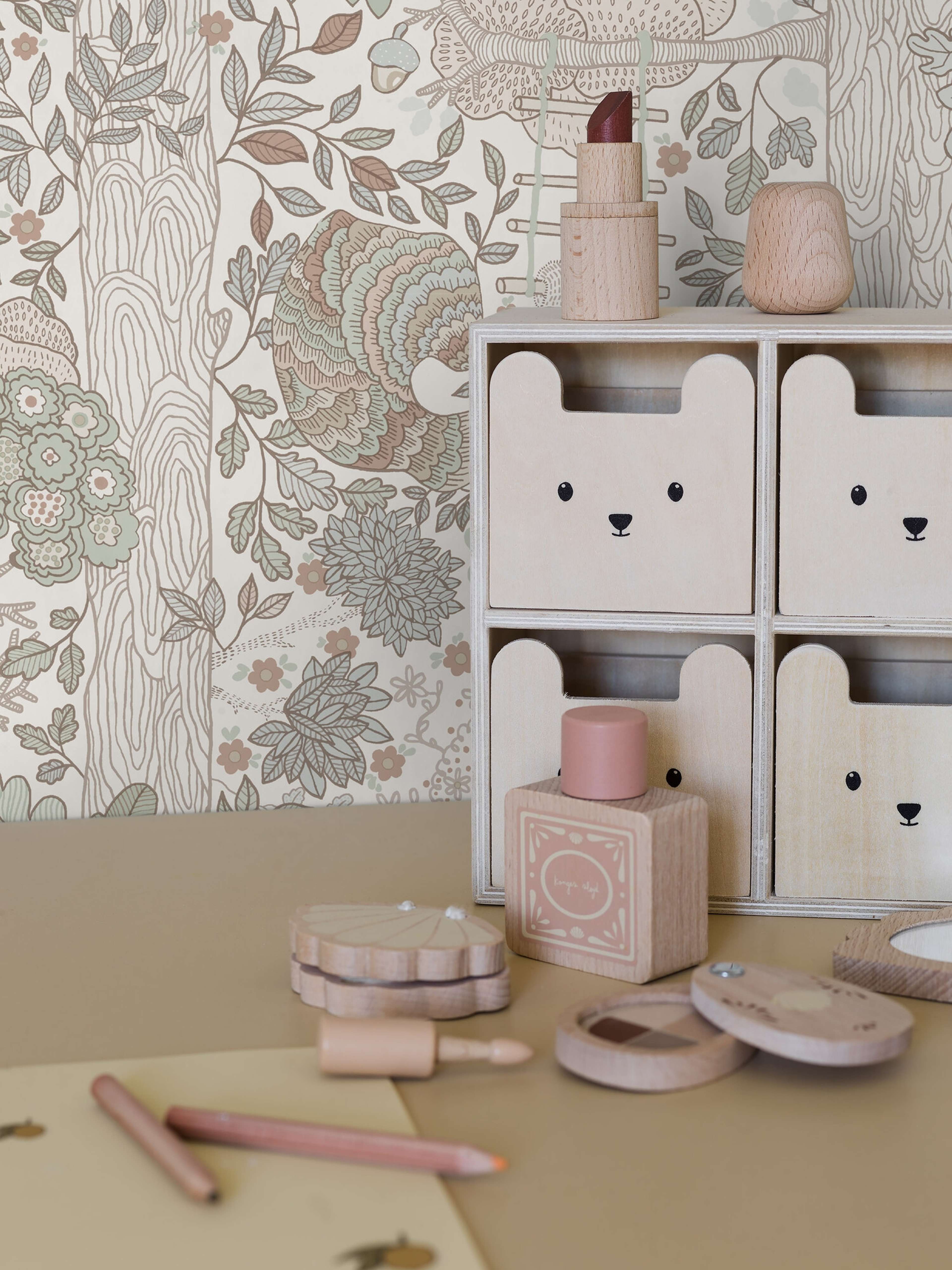 Charlie från Boråstapeter i vit och multifärg. Från kollektionen Scandinavian Designers Mini.