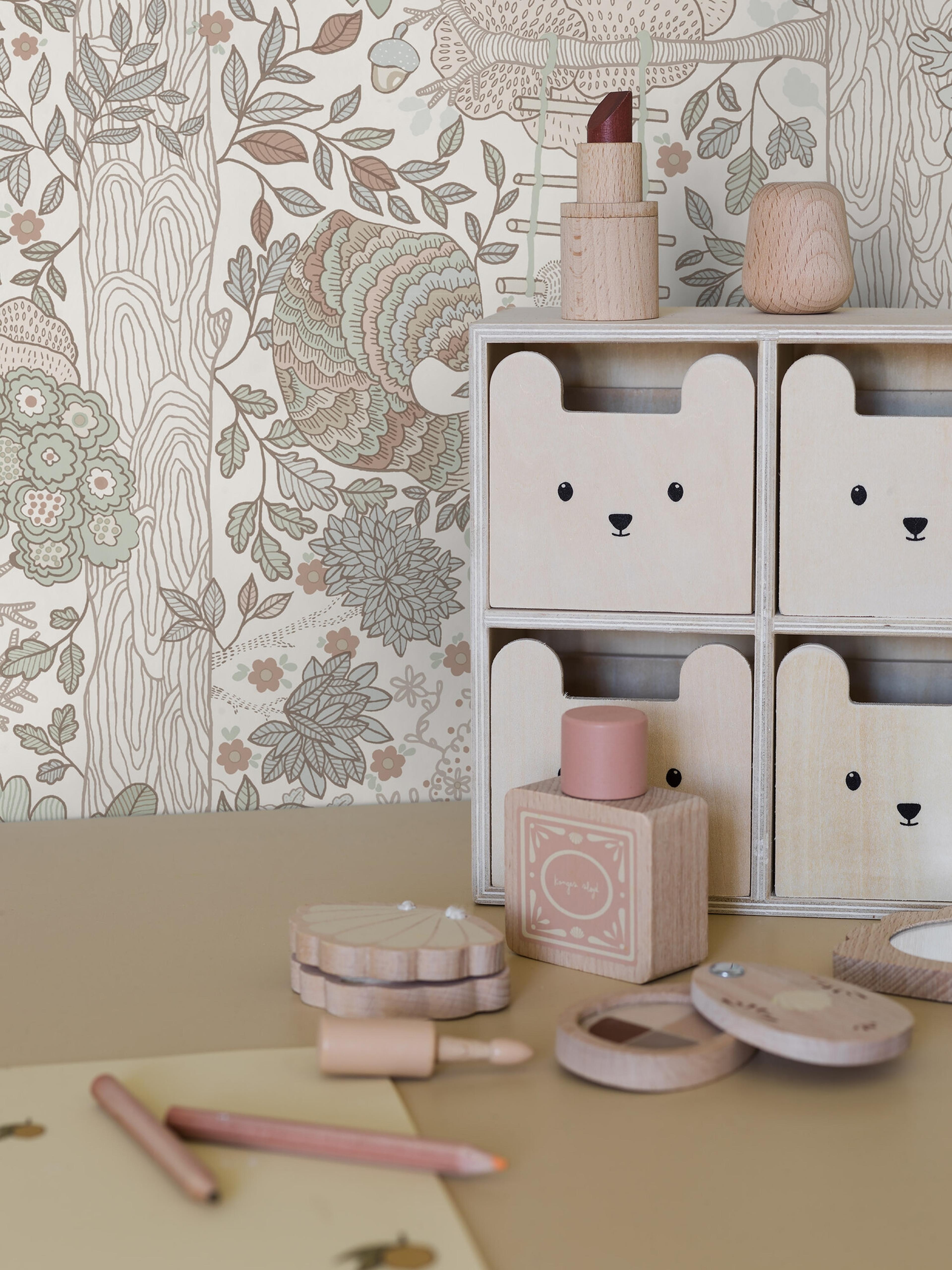 Charlie från Boråstapeter i vit och multifärg. Från kollektionen Scandinavian Designers Mini.