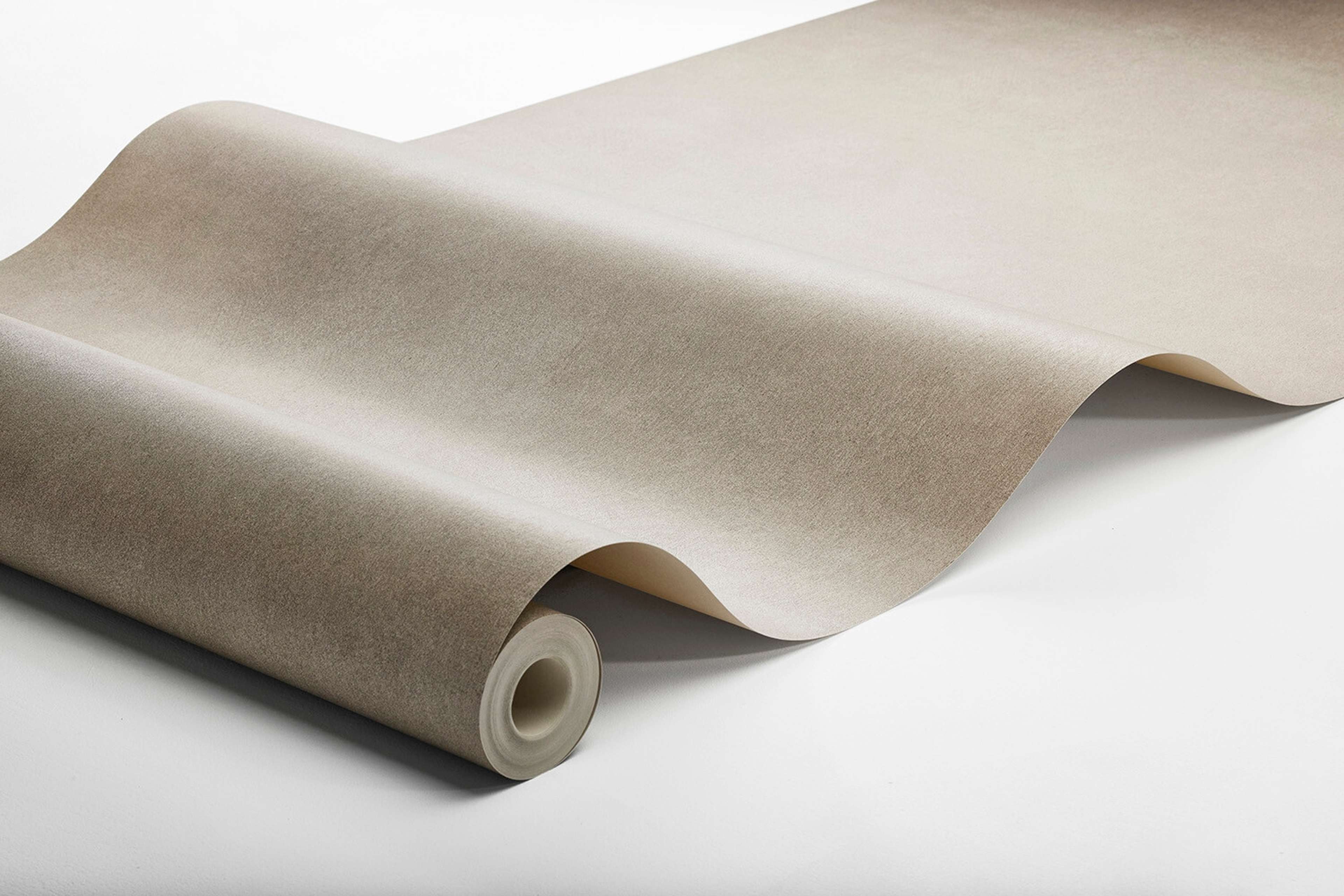 Shades Bronzite tapet enfärgad i brun. Från kollektionen shades. Nonwoven-material. Passar i hall.