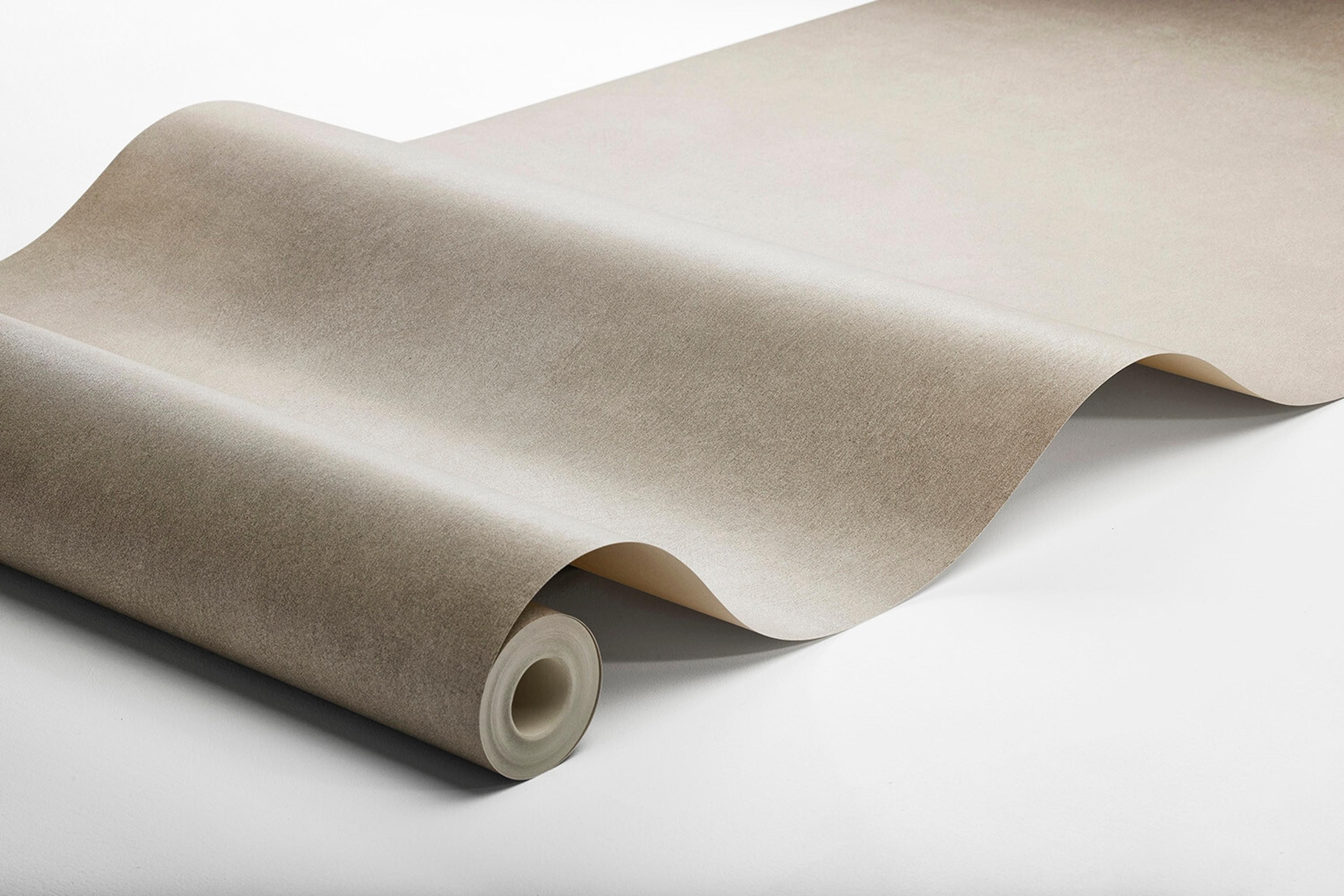 Shades Bronzite tapet enfärgad i brun. Från kollektionen shades. Nonwoven-material. Passar i hall.