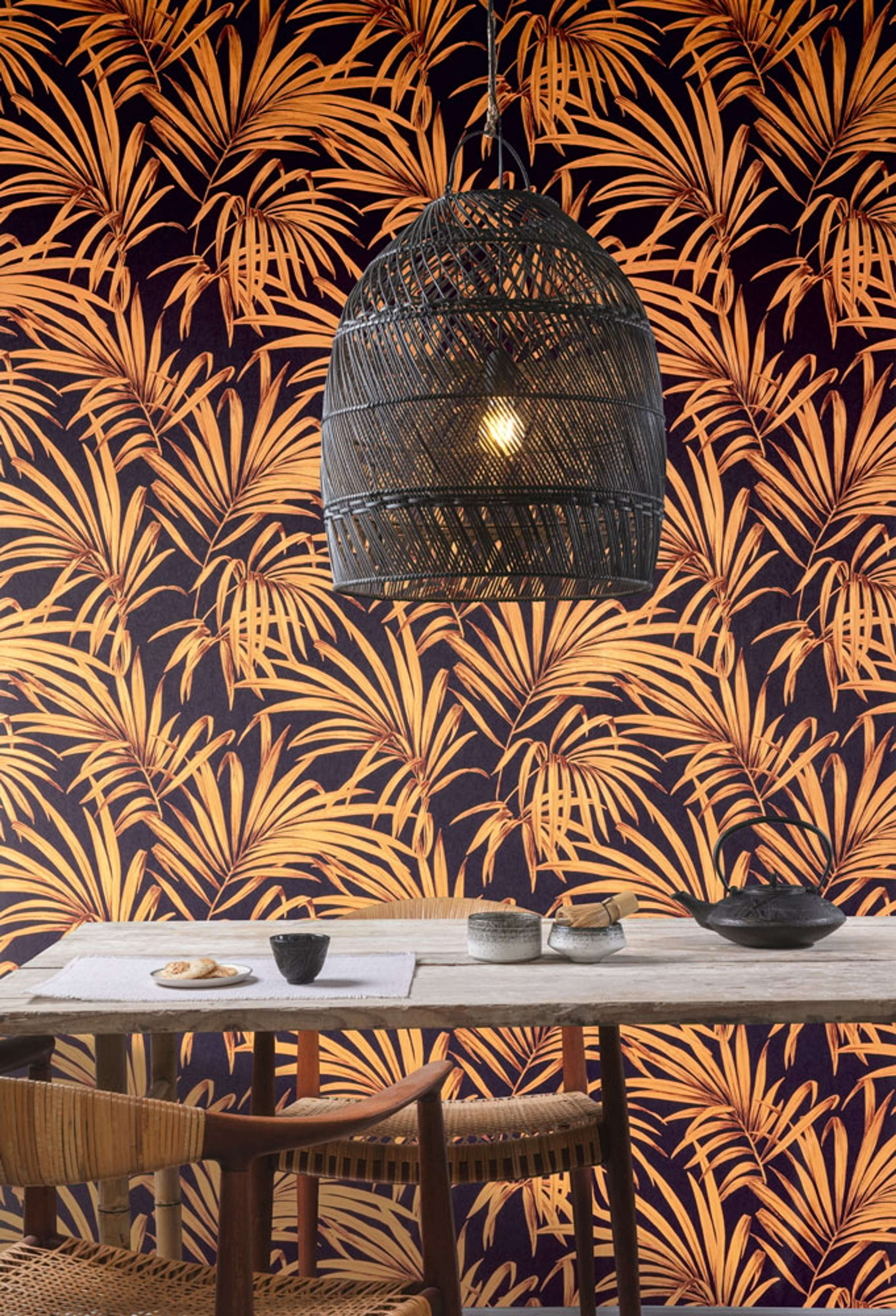Palm sunrise tapet med botaniskt mönster i svart. Från kollektionen lotus. Nonwoven-material med förskjuten passning.