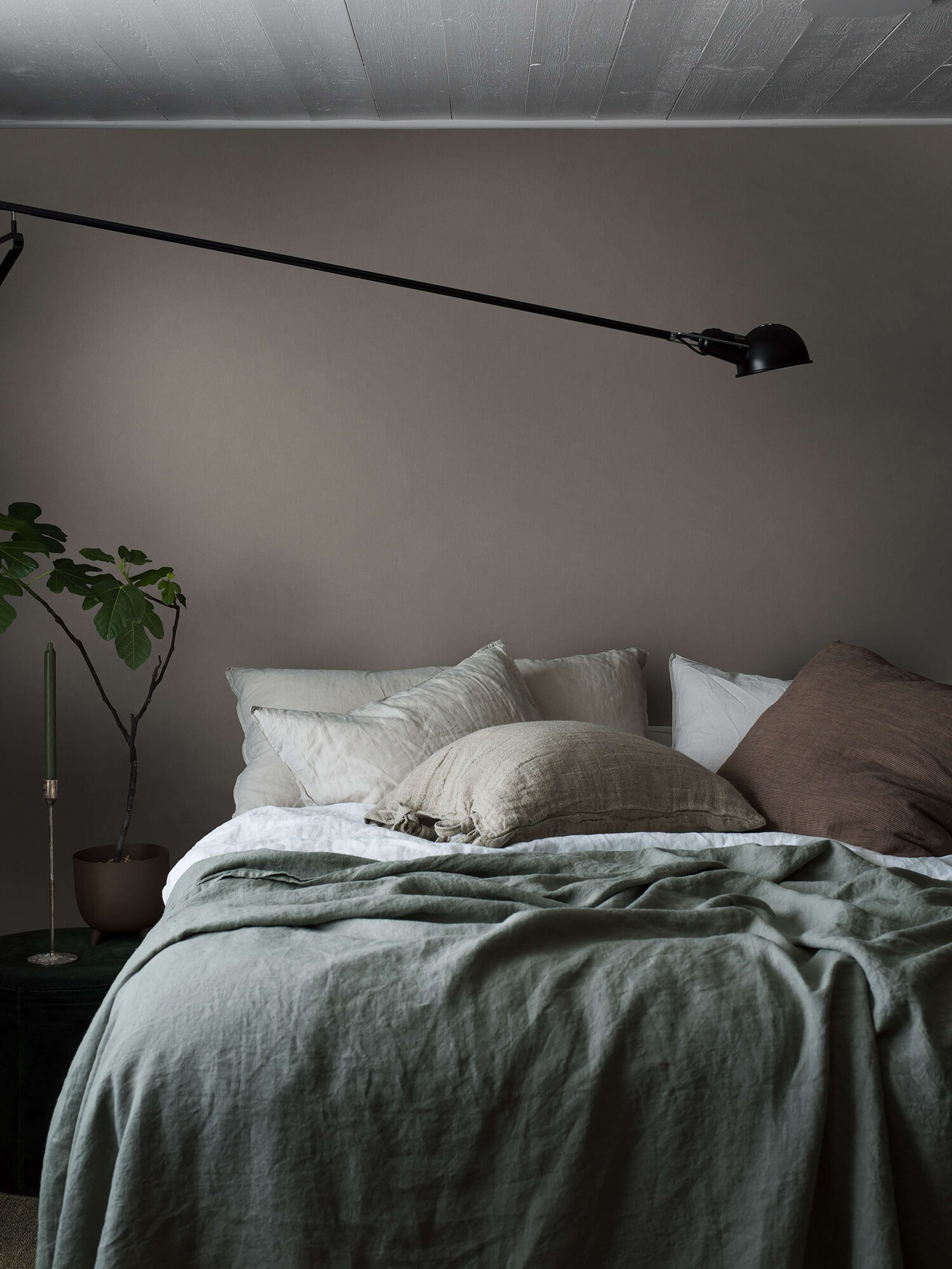 Ash Grey tapet med enfargat, textilimitation mönster i grå. Från kollektionen Linen. Nonwoven-material. Passar i vardagsrum och matsal.