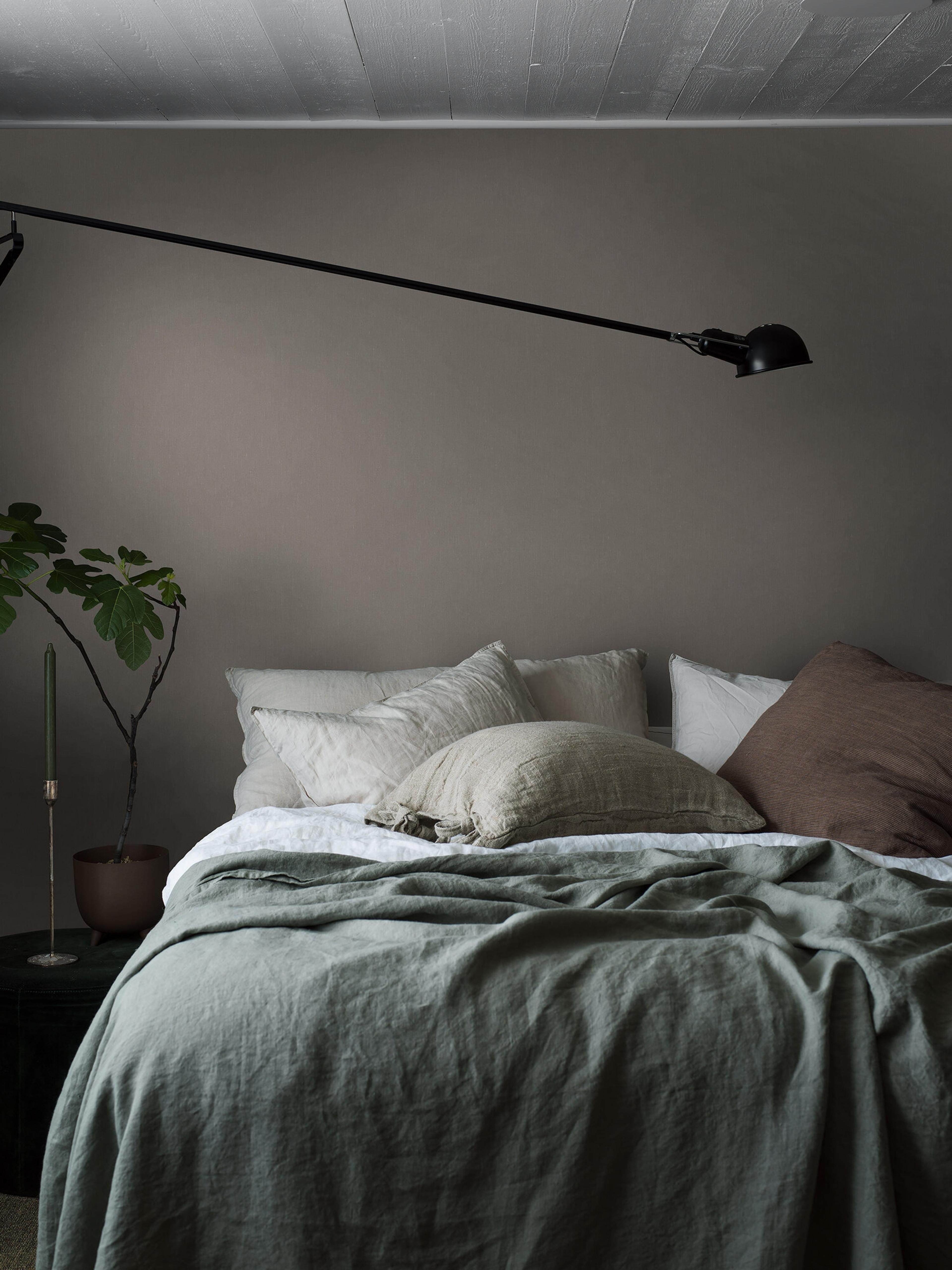 Ash Grey tapet med enfargat, textilimitation mönster i grå. Från kollektionen Linen. Nonwoven-material. Passar i vardagsrum och matsal.