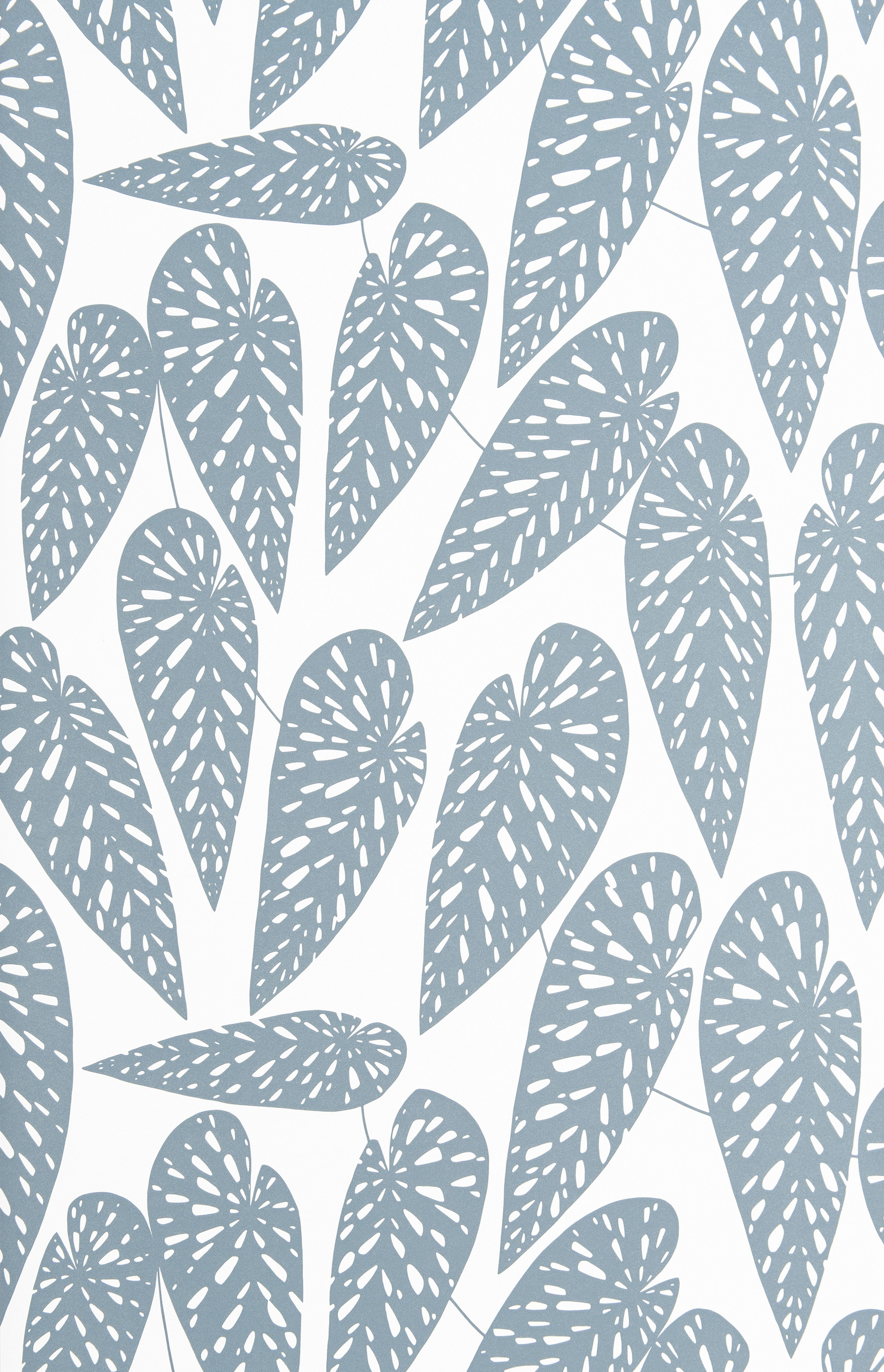 Jungle tapet från Midbec med botaniskt mönster i vit. Från kollektionen Seven Sisters. Nonwoven-material med förskjuten passning.