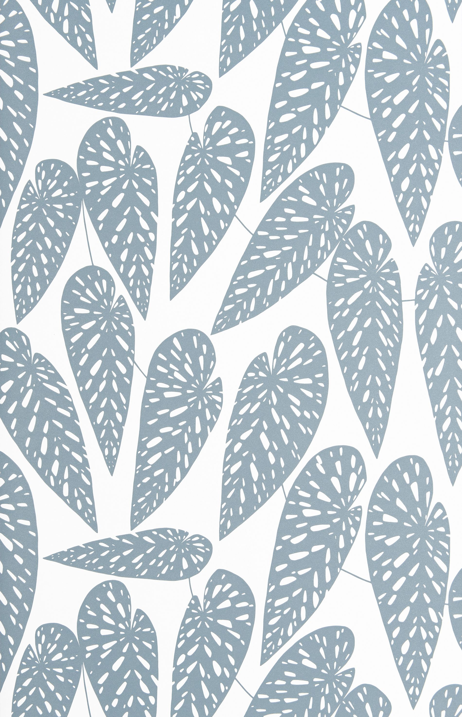 Jungle tapet från Midbec med botaniskt mönster i vit. Från kollektionen Seven Sisters. Nonwoven-material med förskjuten passning.
