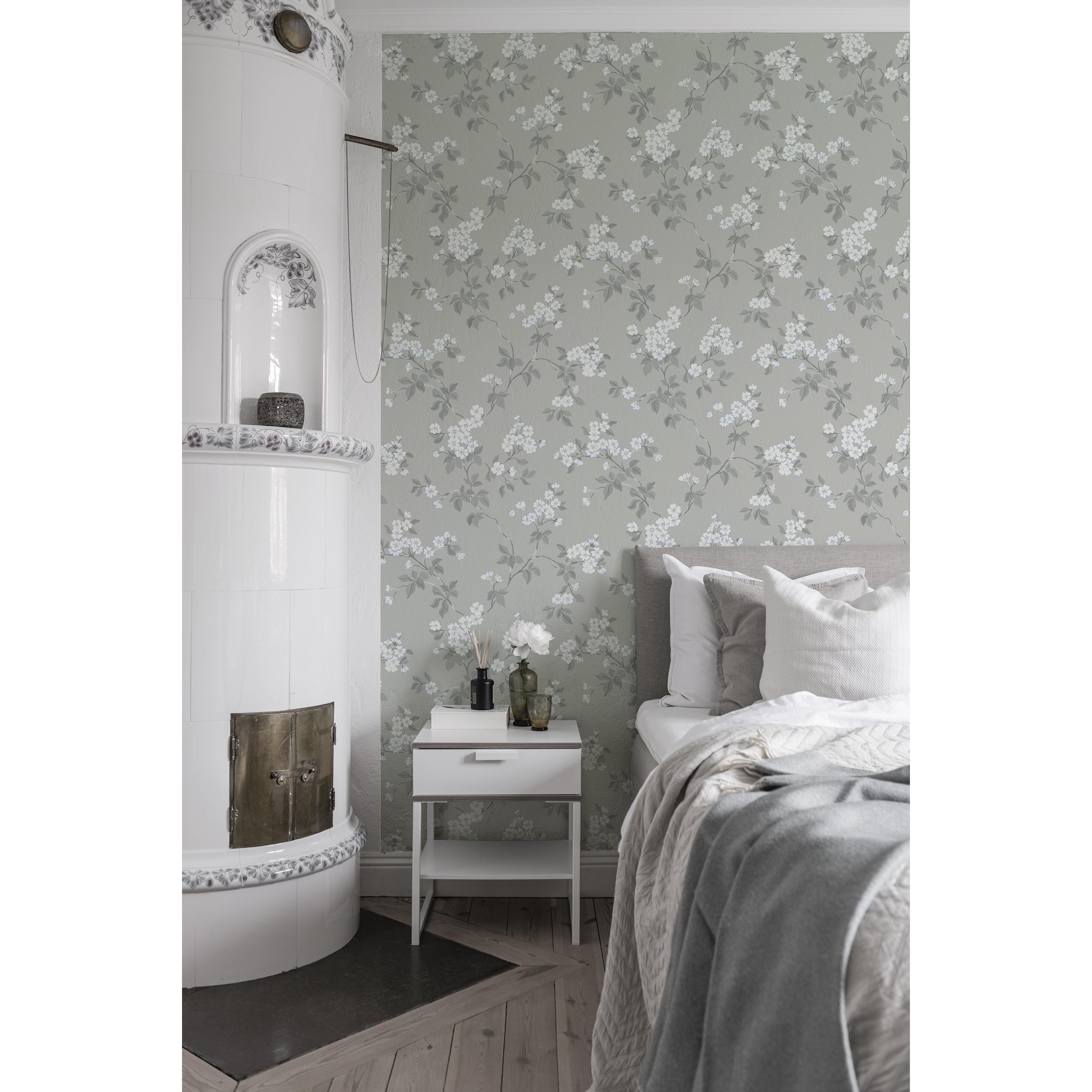 Karin, grå tapet med blommigt mönster i grå. Från kollektionen Blommor & Blad. Nonwoven-material med förskjuten passning.