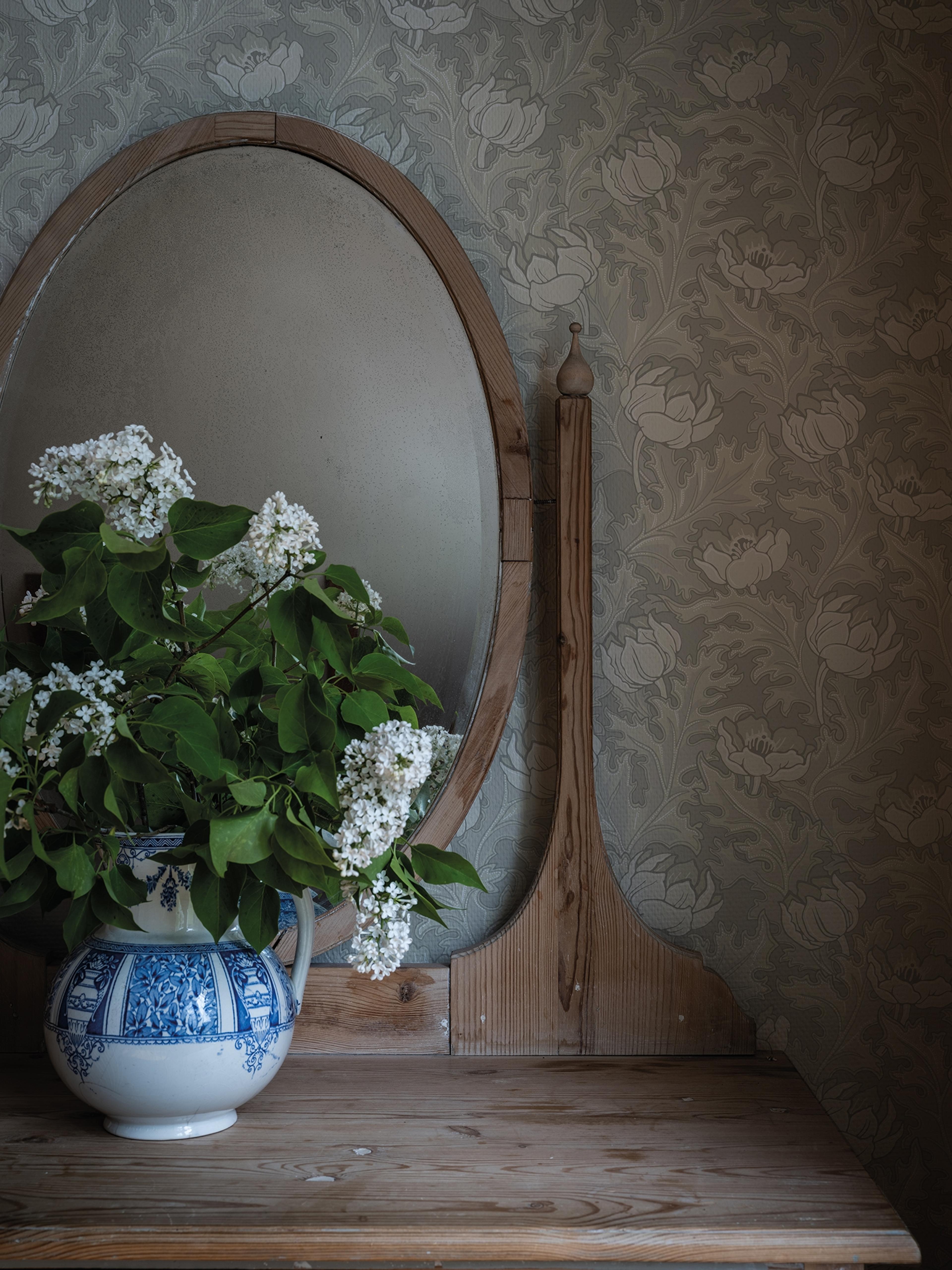 Sigrid Beige tapet med botaniskt mönster i grå. Från kollektionen Gammalsvenska klassiker 1850–1950. Nonwoven-material med rak passning.