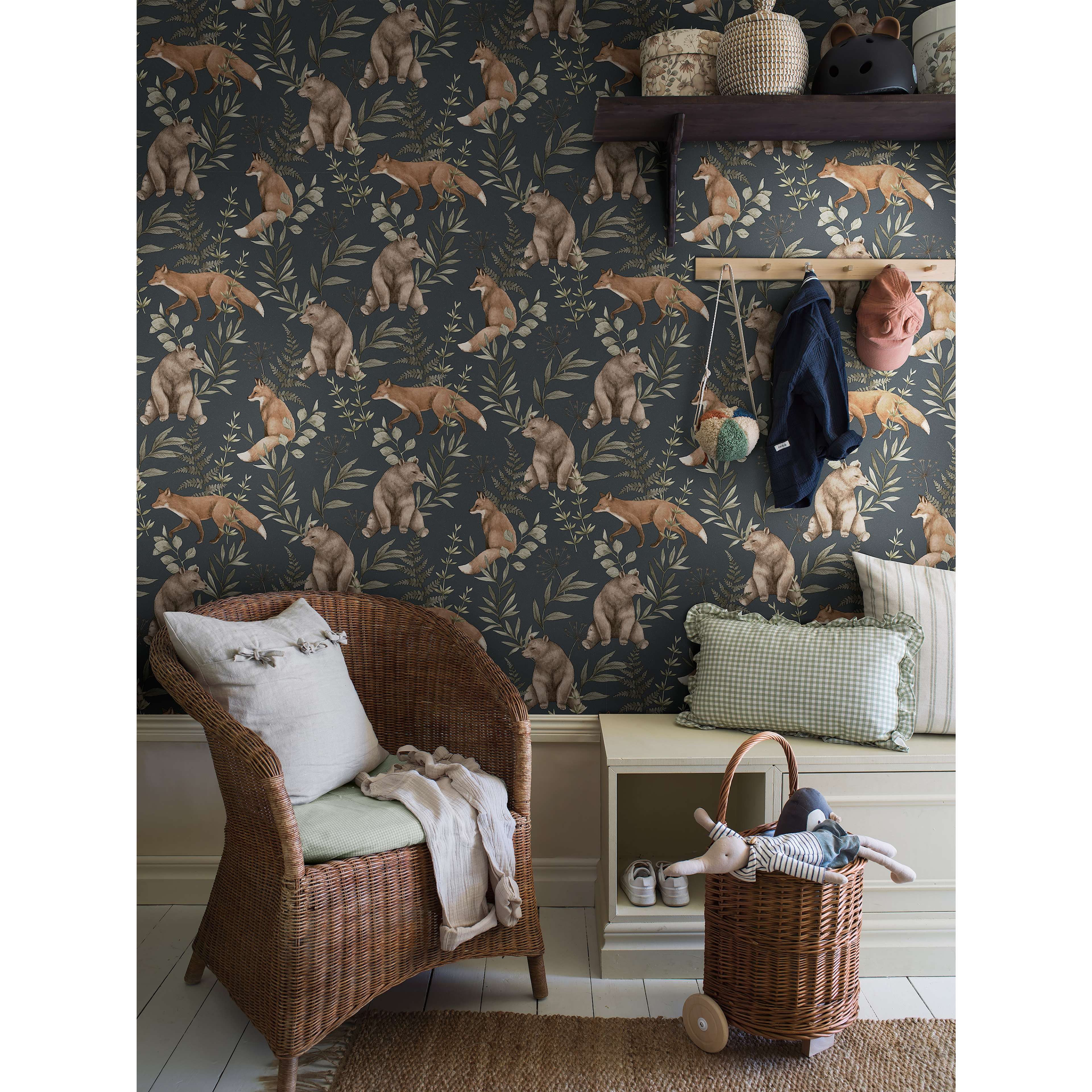 Wild Forest blå, tapet tapet med djur, barnrum, naturochlandskap mönster i blå. Från kollektionen Newbie II Wallpaper. Nonwoven-material med förskjuten passning. Passar i barnrum.