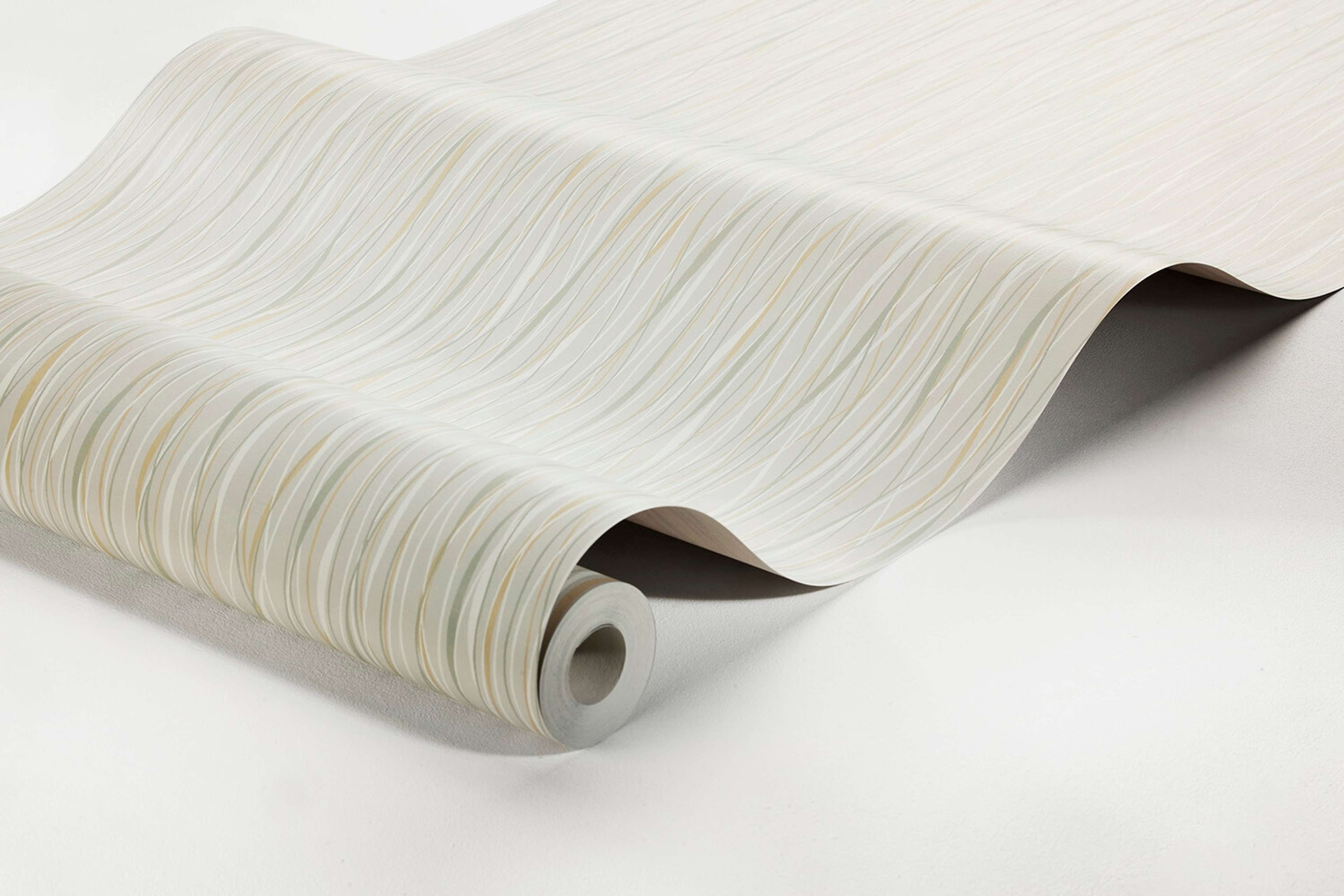 Ängby tapet med grafiskt mönster i beige. Från kollektionen Alla Tiders Hus. Nonwoven-material med förskjuten passning. Passar i vardagsrum, matsal och kök.