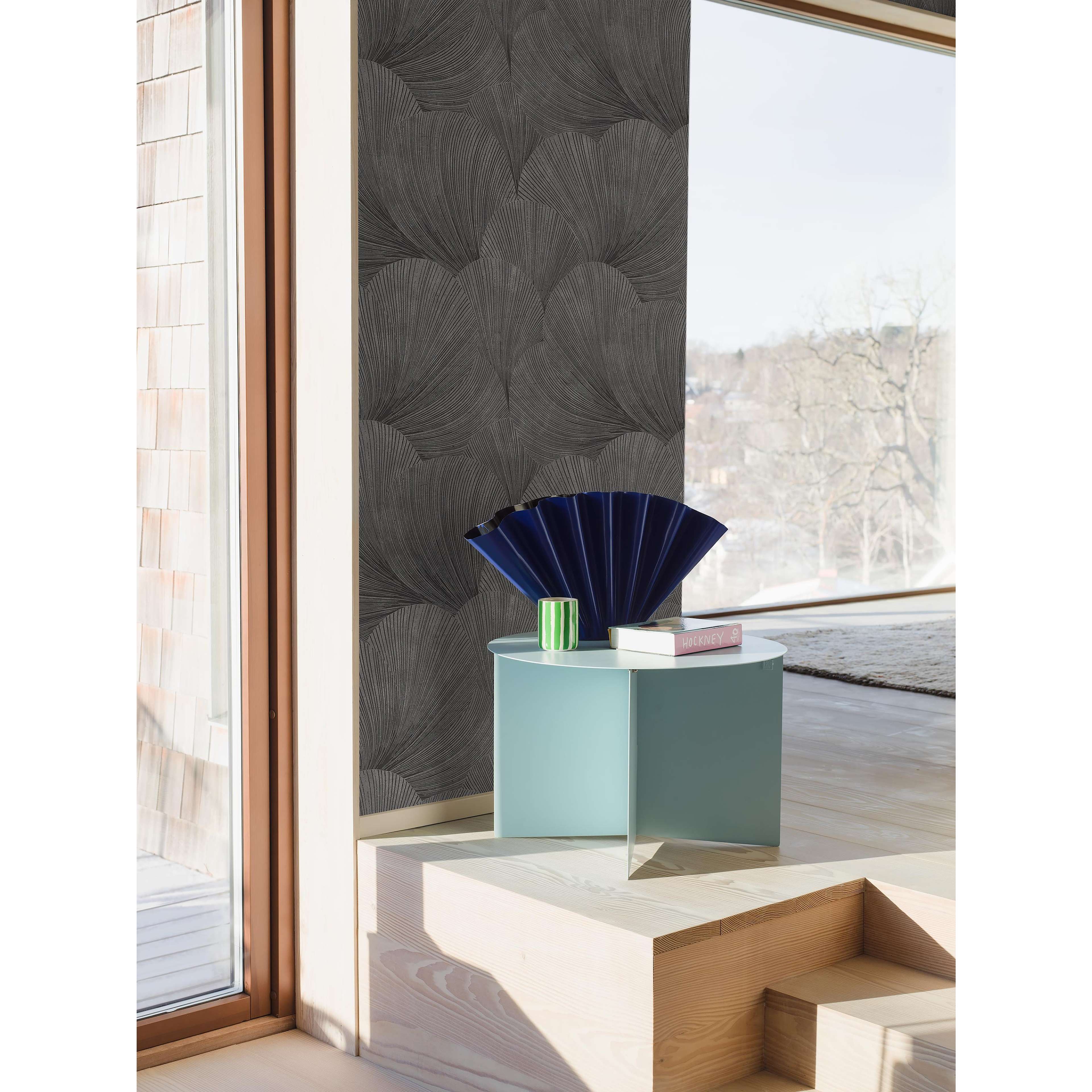 Mirage grå, tapet tapet med tegelsten, grafiskt mönster i grå. Från kollektionen Graphics. Nonwoven-material med förskjuten passning. Passar i vardagsrum.