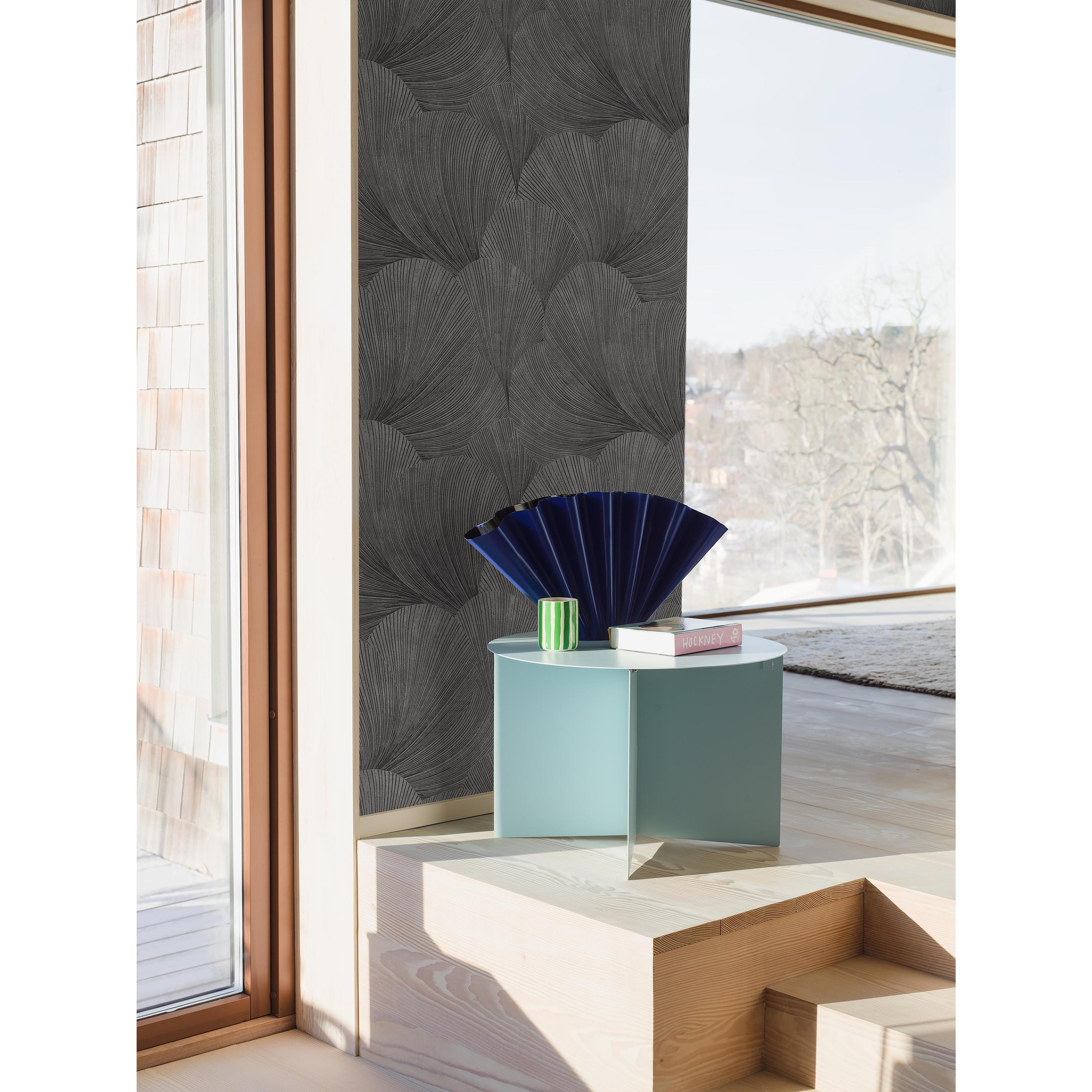 Mirage grå, tapet tapet med tegelsten, grafiskt mönster i grå. Från kollektionen Graphics. Nonwoven-material med förskjuten passning. Passar i vardagsrum.