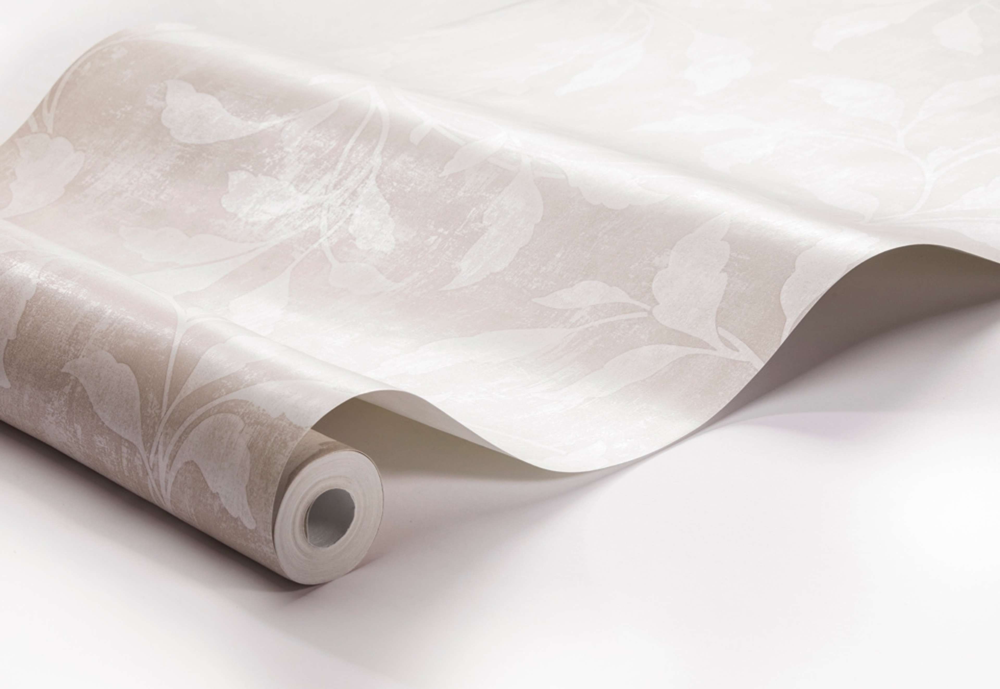 Rosewood Night tapet tapet från Boråstapeter med botaniskt mönster i beige. Från kollektionen Dreamy Escape. Nonwoven-material med rak passning. Passar i vardagsrum och matsal.