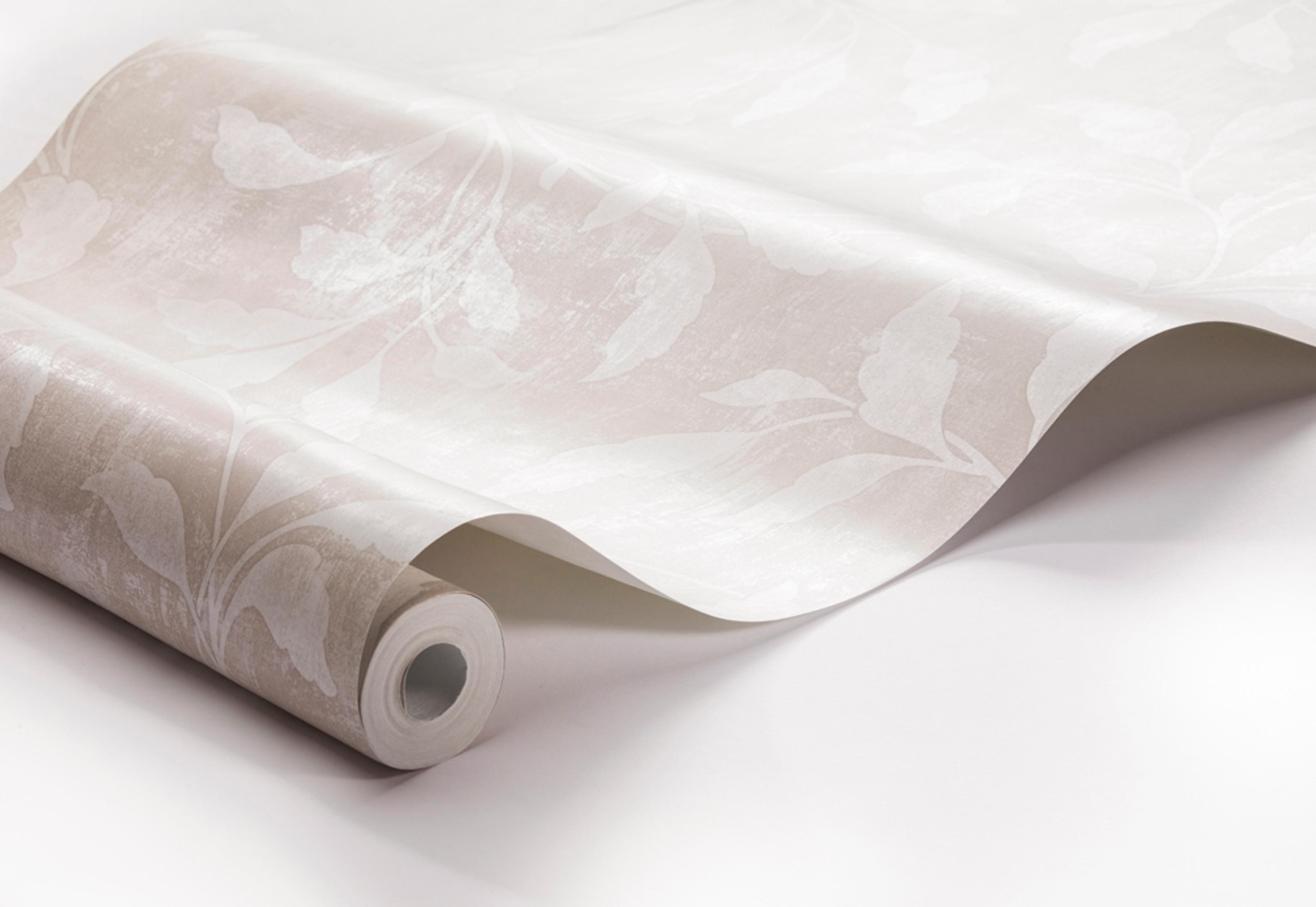 Rosewood Night tapet tapet från Boråstapeter med botaniskt mönster i beige. Från kollektionen Dreamy Escape. Nonwoven-material med rak passning. Passar i vardagsrum och matsal.