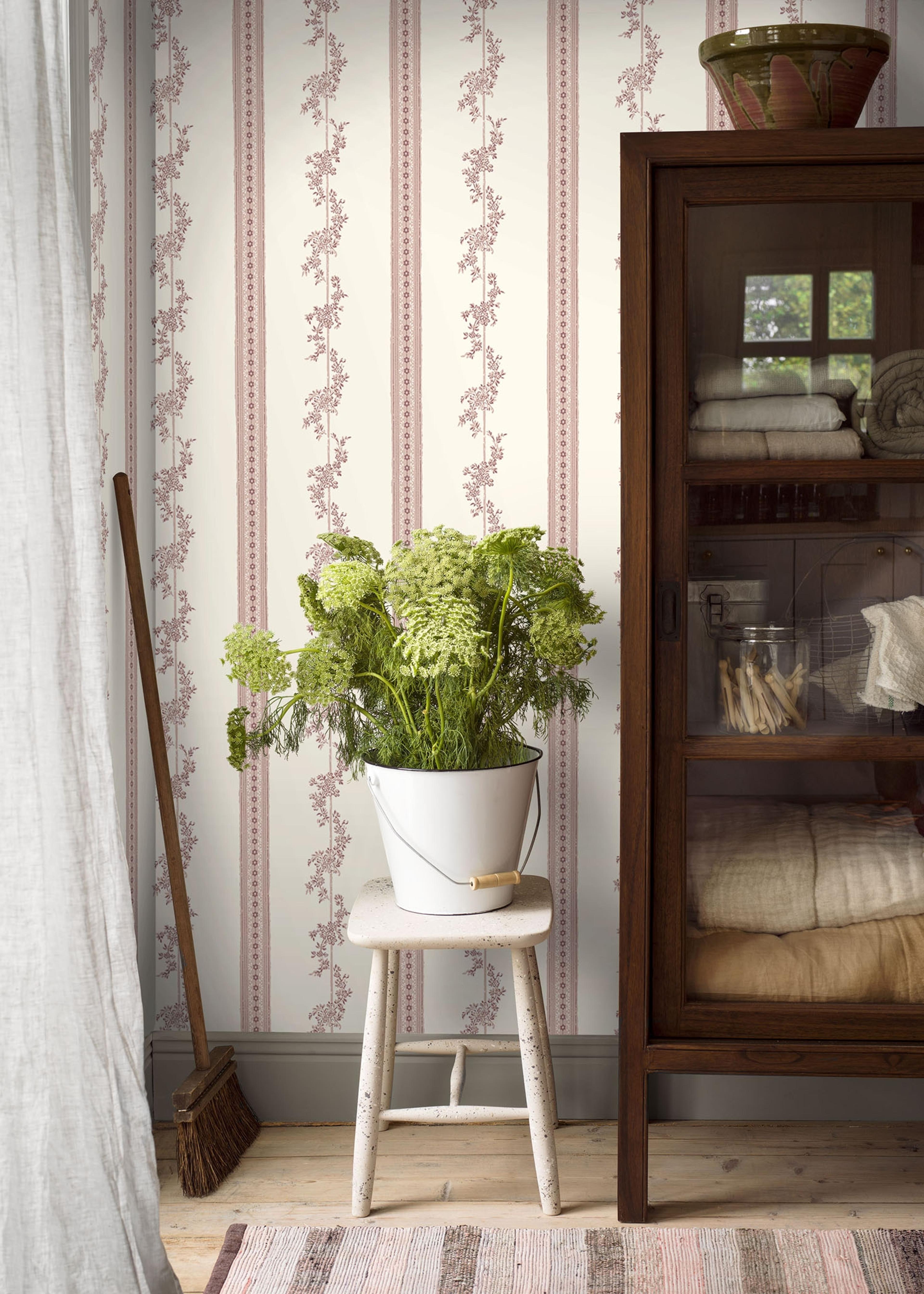 Drottningholm tapet från Boråstapeter med randigt, blommigt mönster i vit, röd och rosa. Från kollektionen anno. Nonwoven-material med rak passning. Passar i sovrum och matsal.