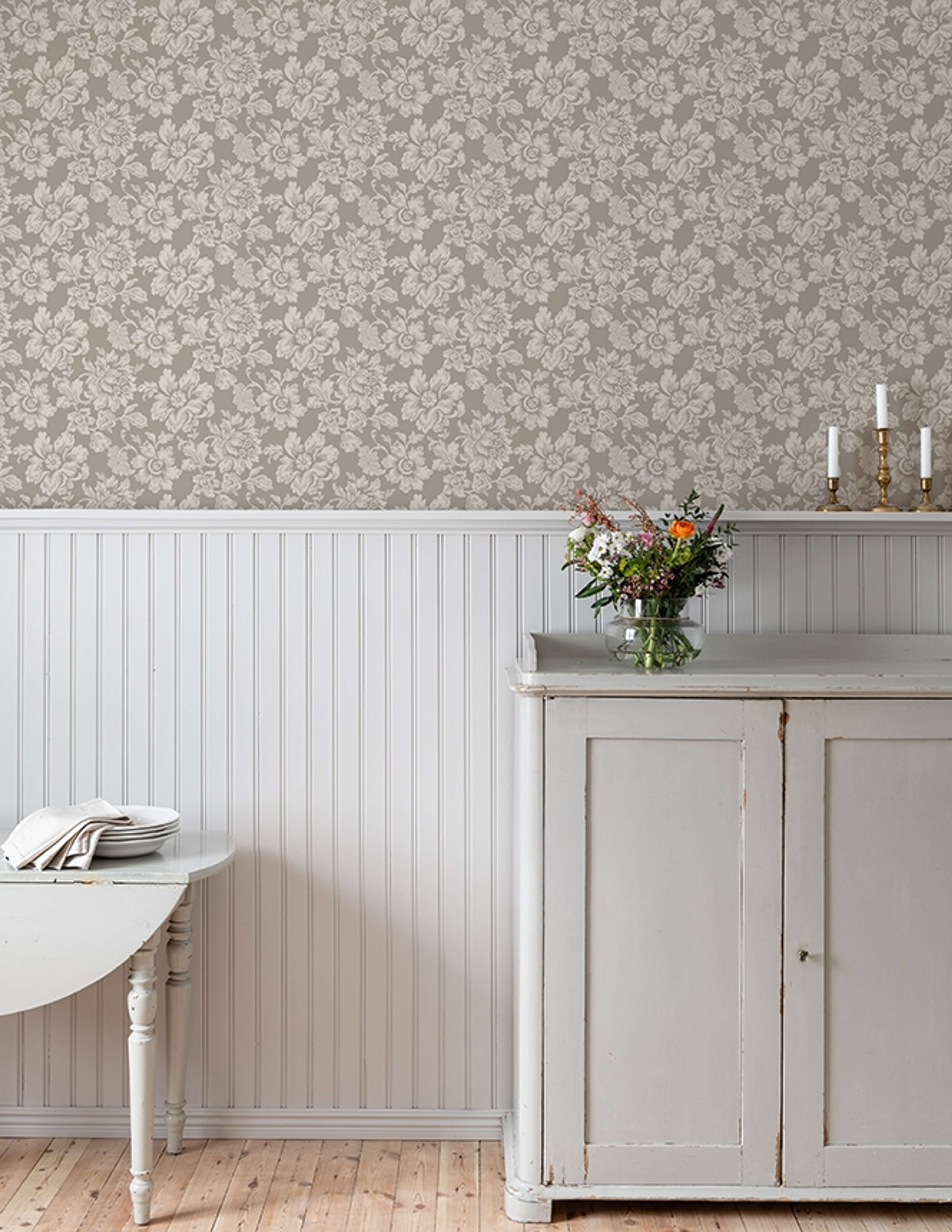 Högstatorpet, Beige tapet från duro med botaniskt mönster i beige. Från kollektionen Gammalsvenska QuickUp. Nonwoven-material med rak passning.