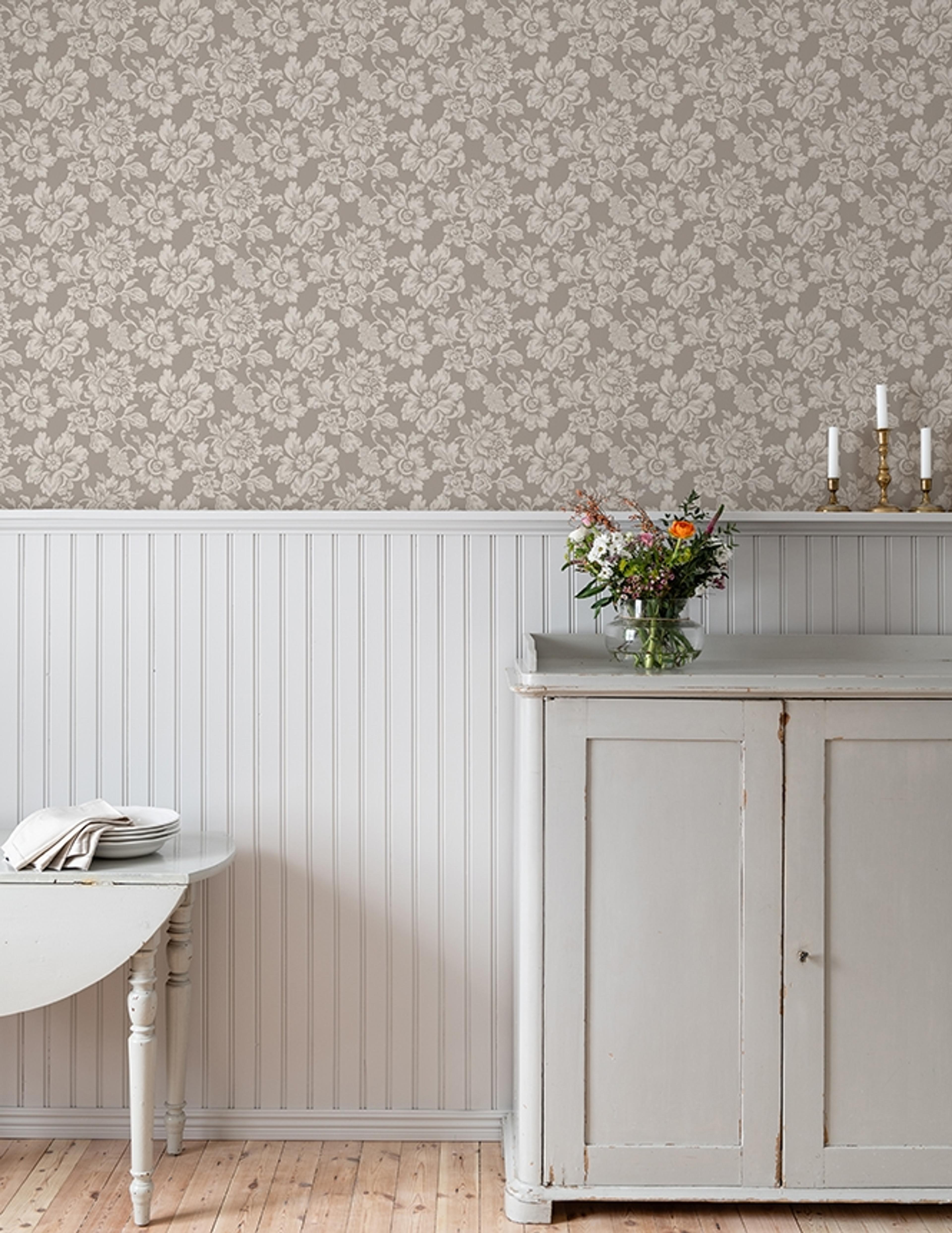 Högstatorpet, Beige tapet från duro med botaniskt mönster i beige. Från kollektionen Gammalsvenska QuickUp. Nonwoven-material med rak passning.