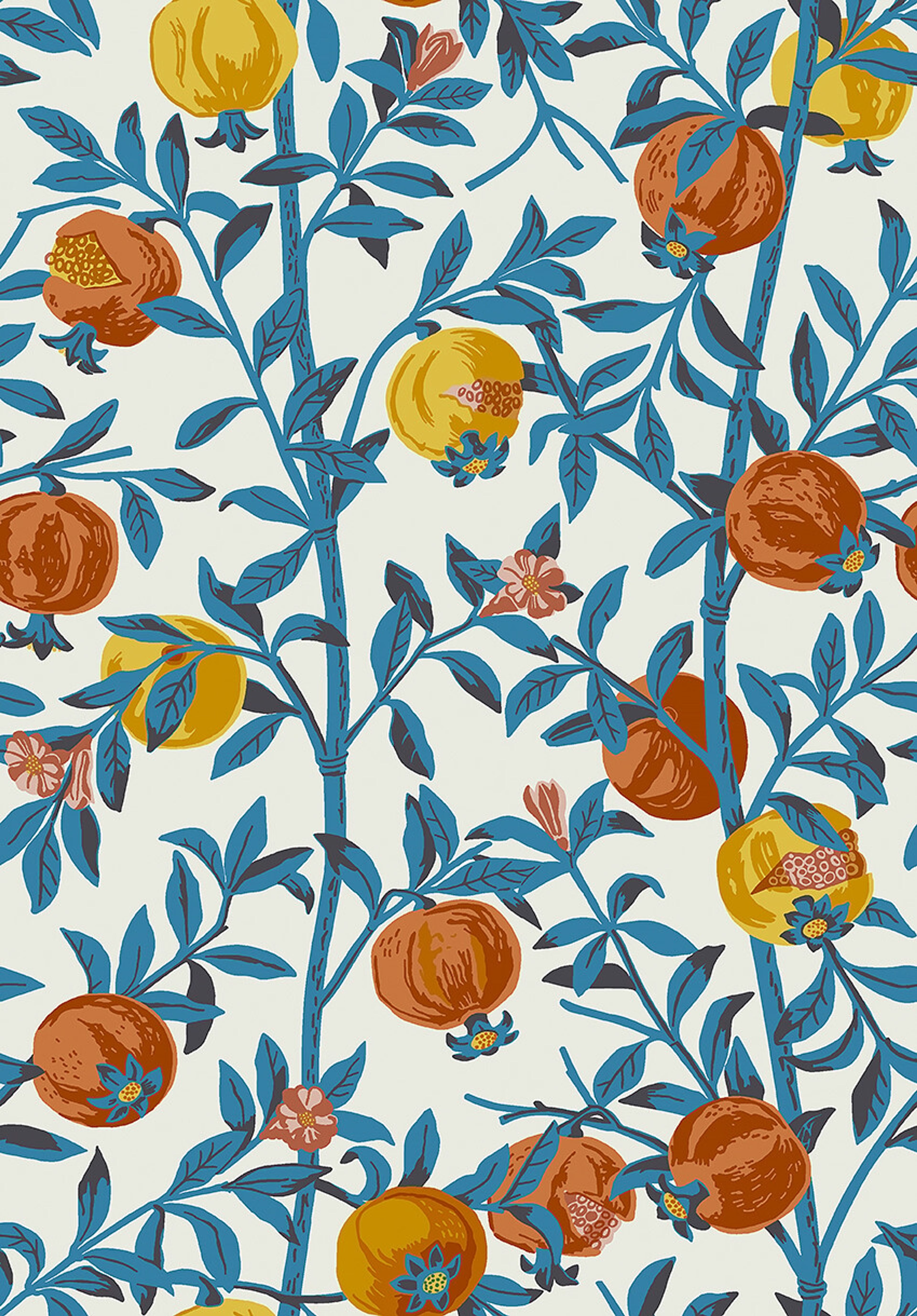 Gocken Jobs Granatäpple tapet med botaniskt, blommigt, retro mönster i blå. Från kollektionen Scandinavian Designers III. Nonwoven-material med rak passning.