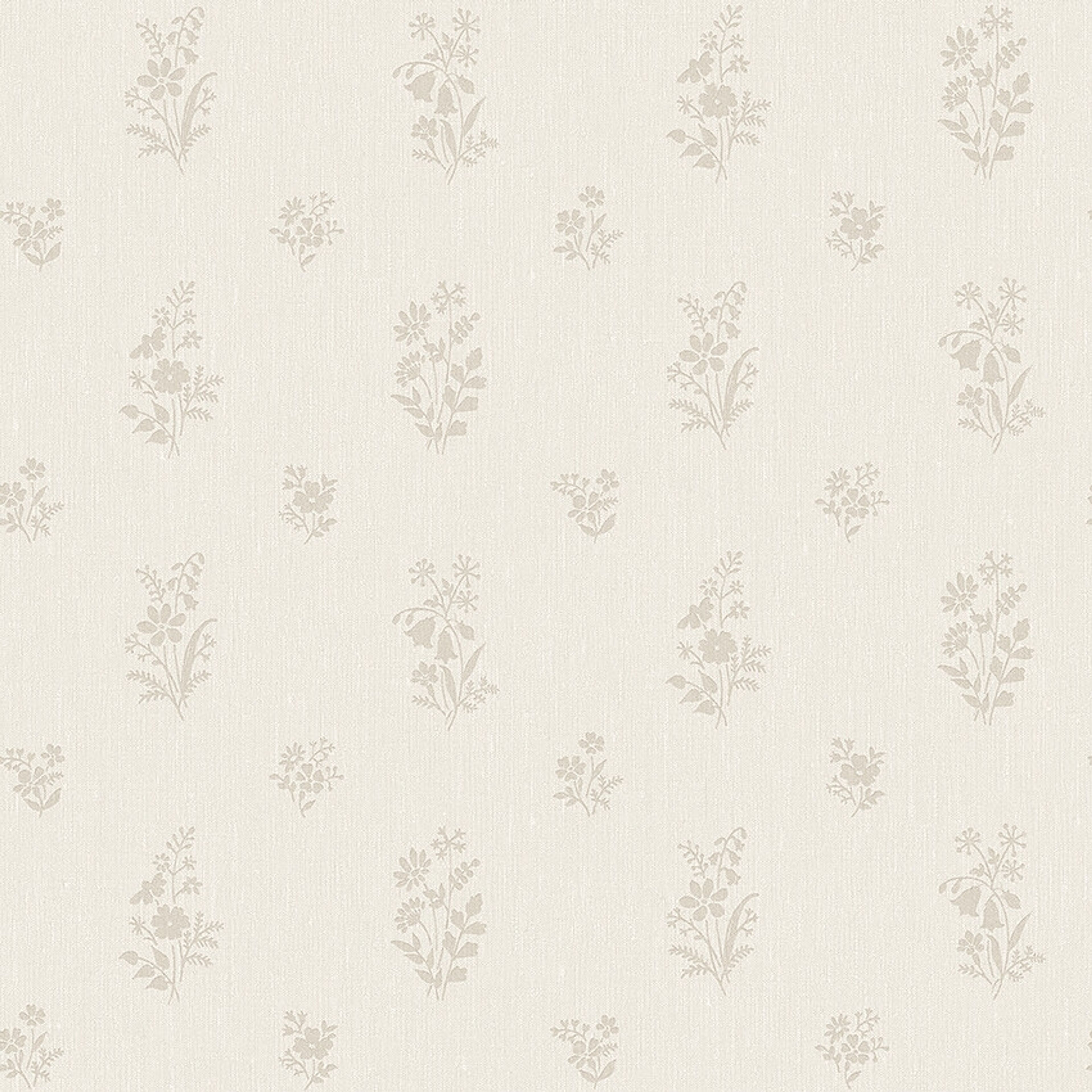 Petit Fleurs tapet tapet med blommigt mönster i beige. Från kollektionen Dreamy Escape. Nonwoven-material med rak passning. Passar i vardagsrum och matsal.