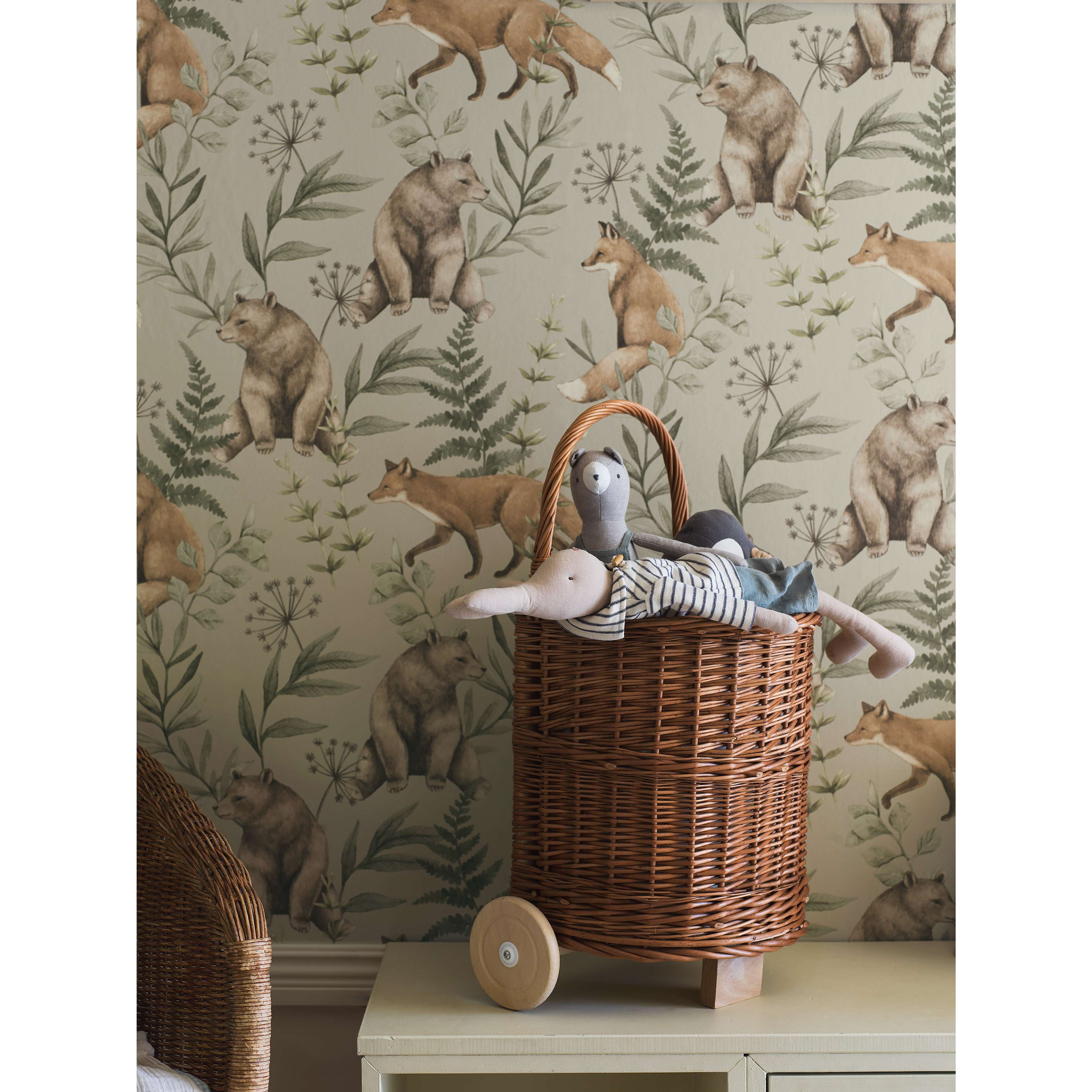 Wild Forest beige, tapet tapet med djur, barnrum, naturochlandskap mönster i beige. Från kollektionen Newbie II Wallpaper. Nonwoven-material med förskjuten passning. Passar i barnrum.