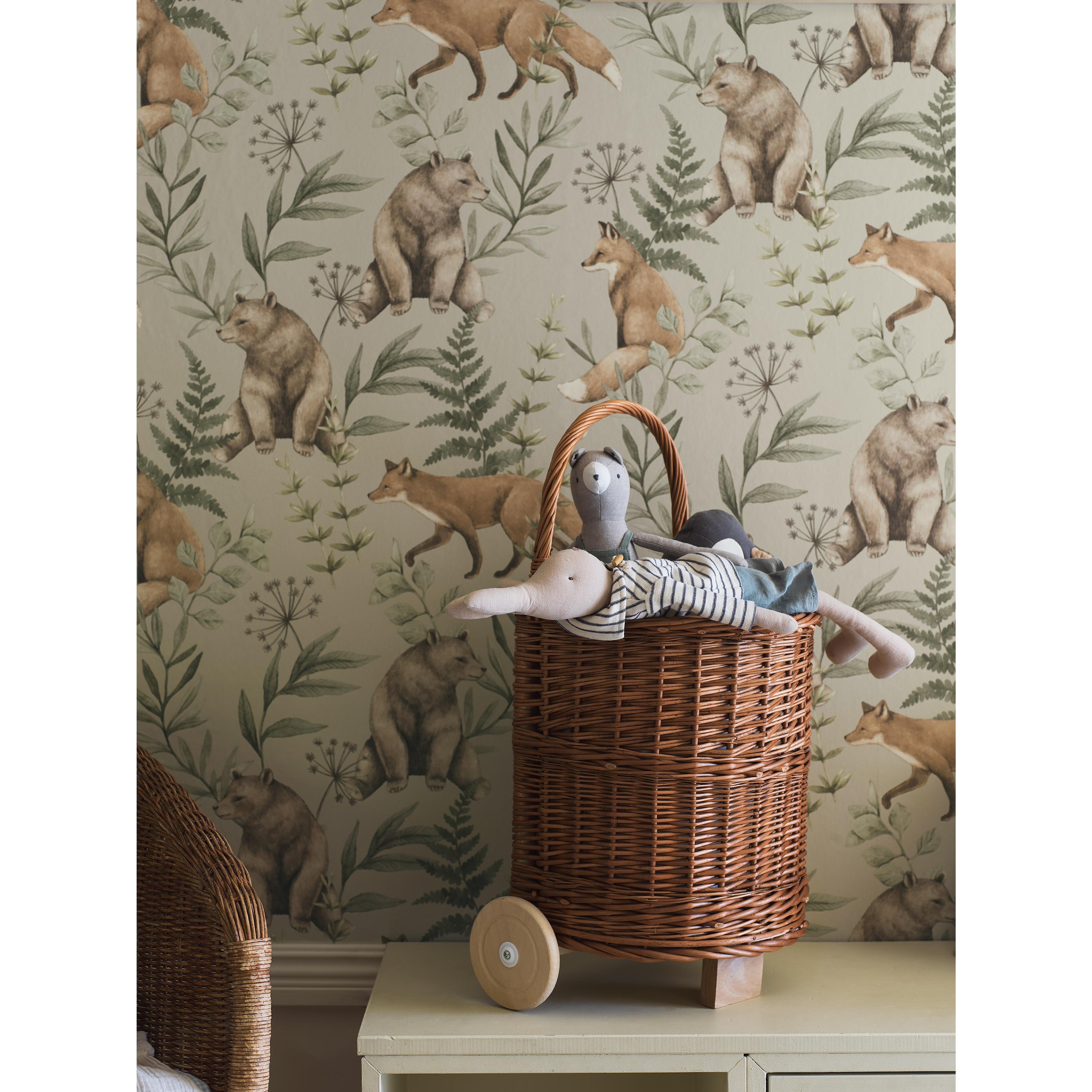 Wild Forest beige, tapet tapet med djur, barnrum, naturochlandskap mönster i beige. Från kollektionen Newbie II Wallpaper. Nonwoven-material med förskjuten passning. Passar i barnrum.