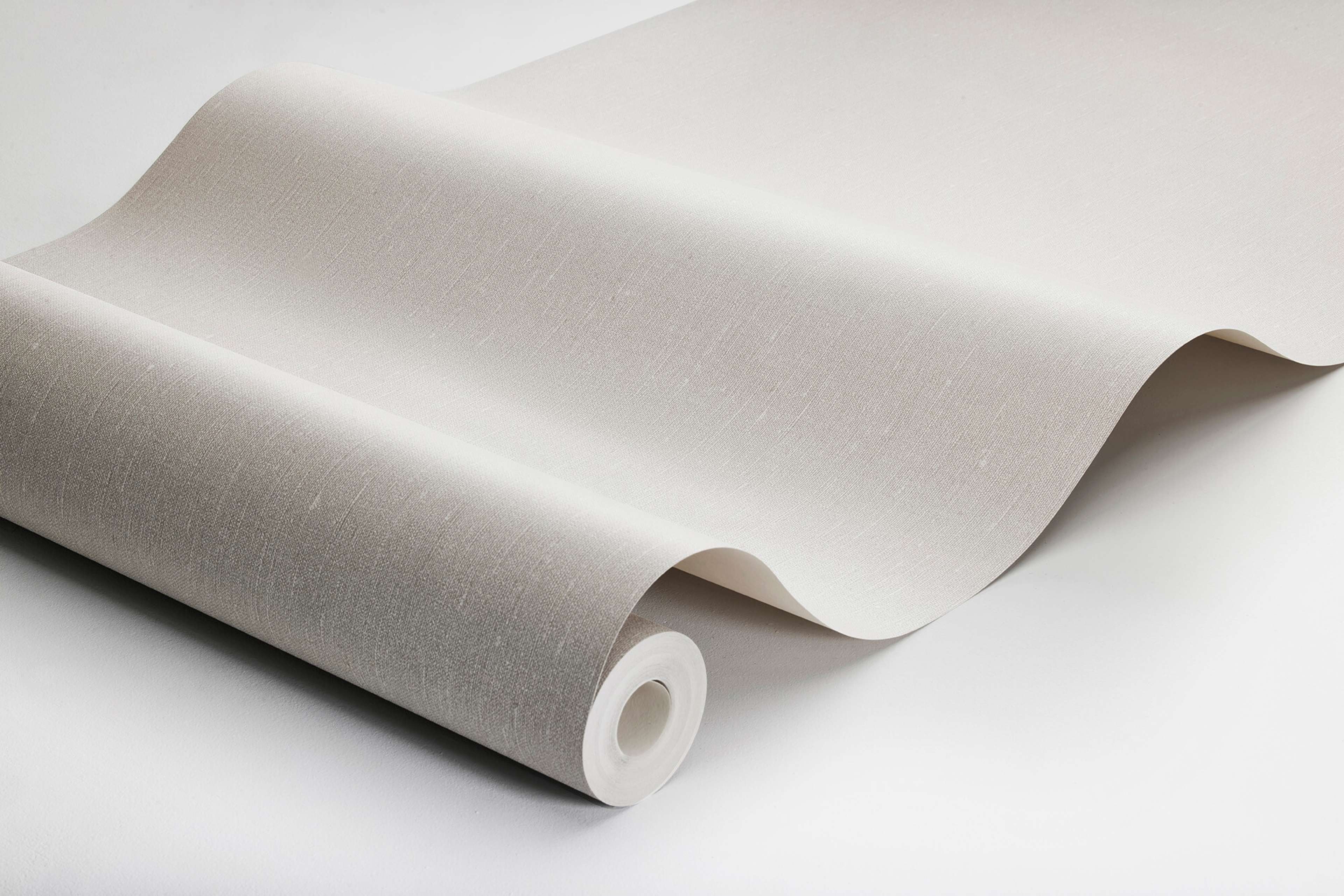 Soaped Oak tapet med enfargat, textilimitation mönster i beige. Från kollektionen Linen. Nonwoven-material. Passar i vardagsrum och matsal.