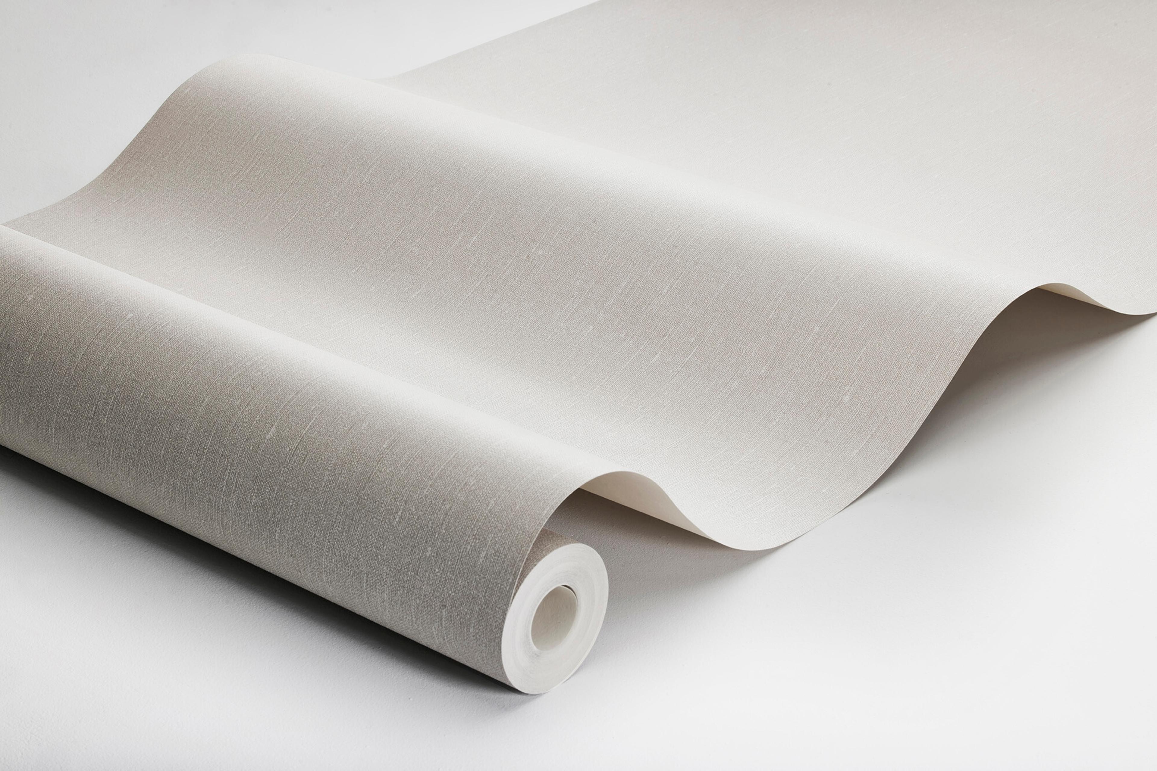Soaped Oak tapet med enfargat, textilimitation mönster i beige. Från kollektionen Linen. Nonwoven-material. Passar i vardagsrum och matsal.