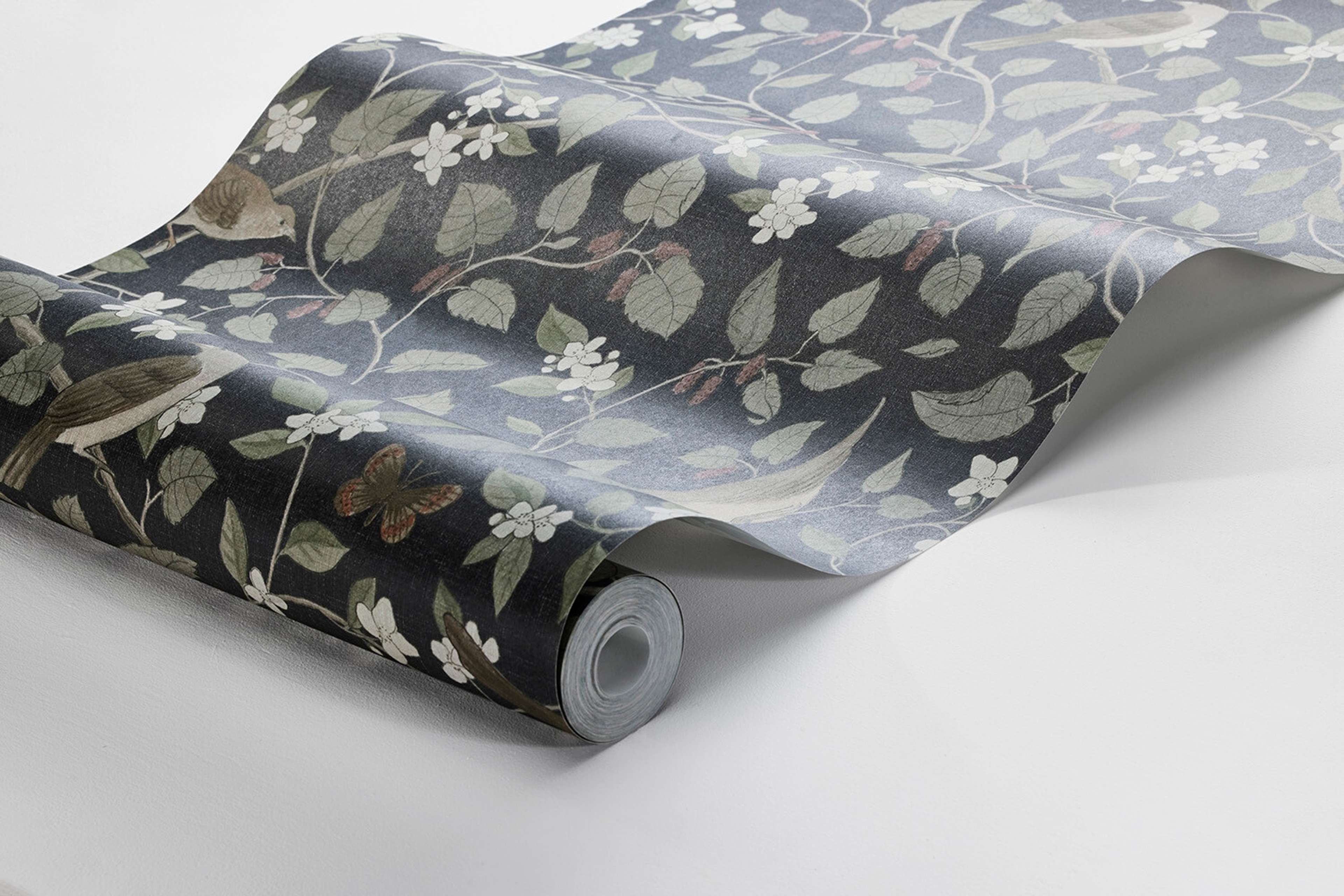 Sångfåglar tapet med djur, botaniskt, blommigt mönster i svart. Från kollektionen specialeditionflowery. Nonwoven-material med förskjuten passning.