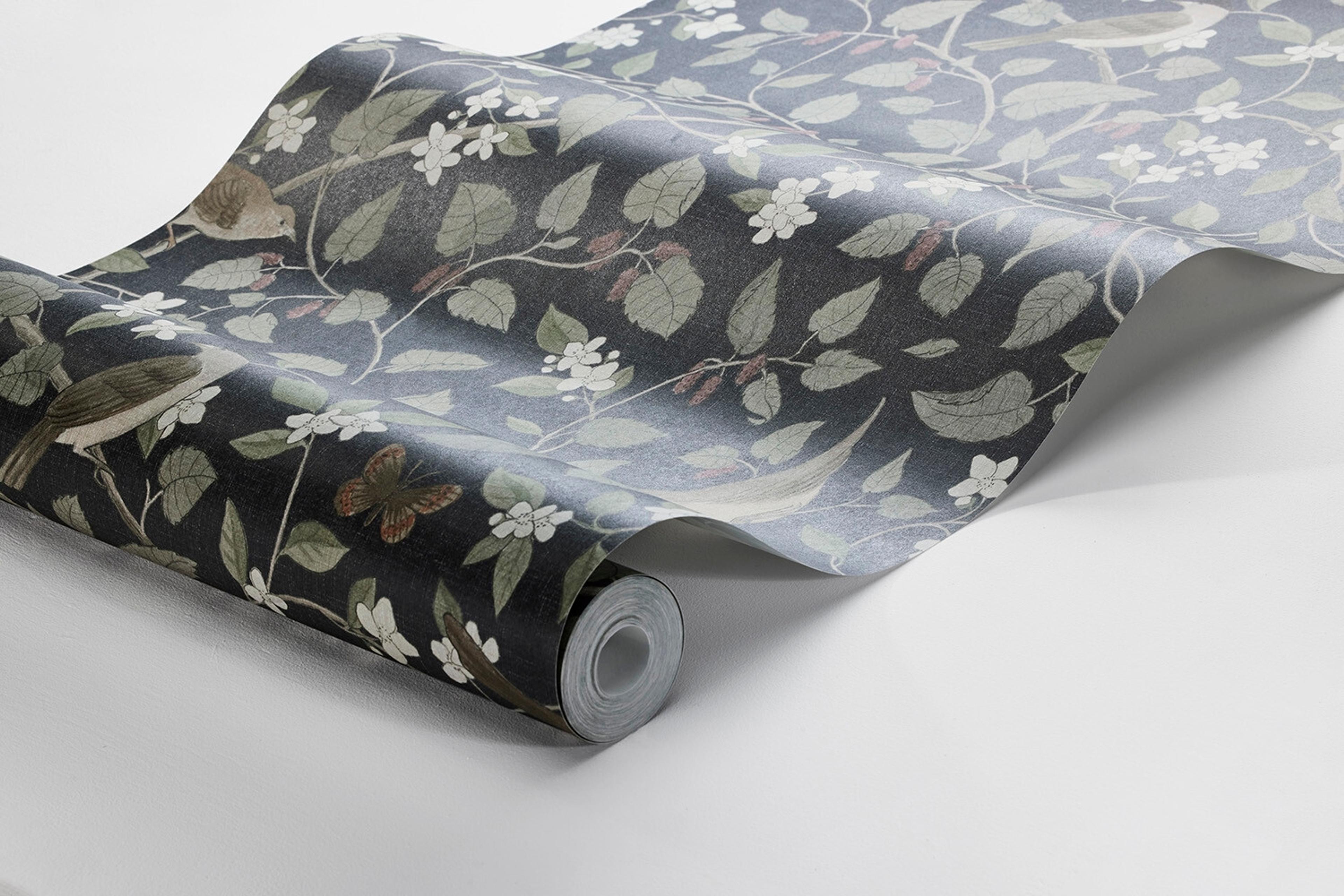 Sångfåglar tapet med djur, botaniskt, blommigt mönster i svart. Från kollektionen specialeditionflowery. Nonwoven-material med förskjuten passning.