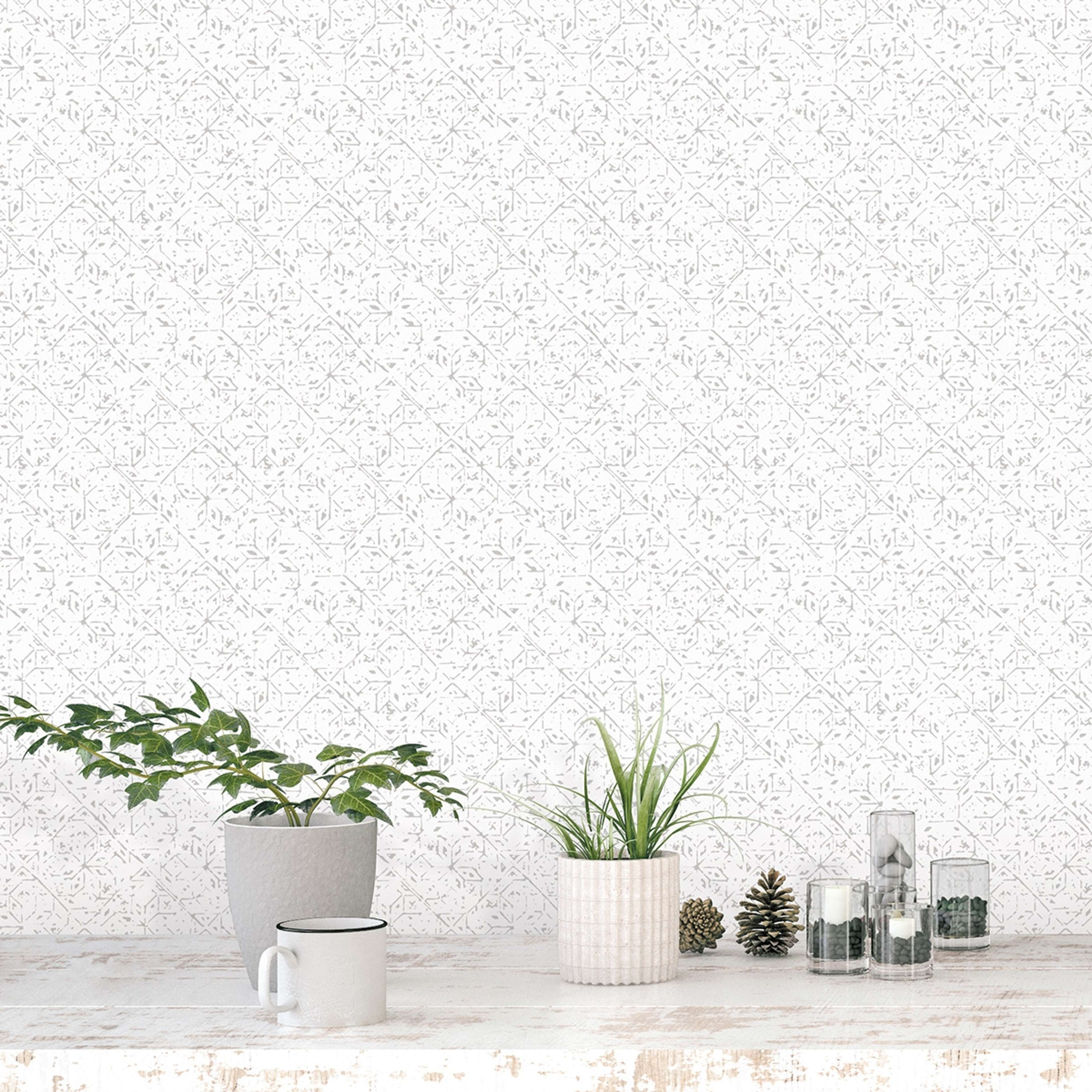 Tangier Tile tapet i vit tapet med grafiskt mönster i vit. Från kollektionen bazaar. Nonwoven-material med rak passning. Passar i vardagsrum och matsal.
