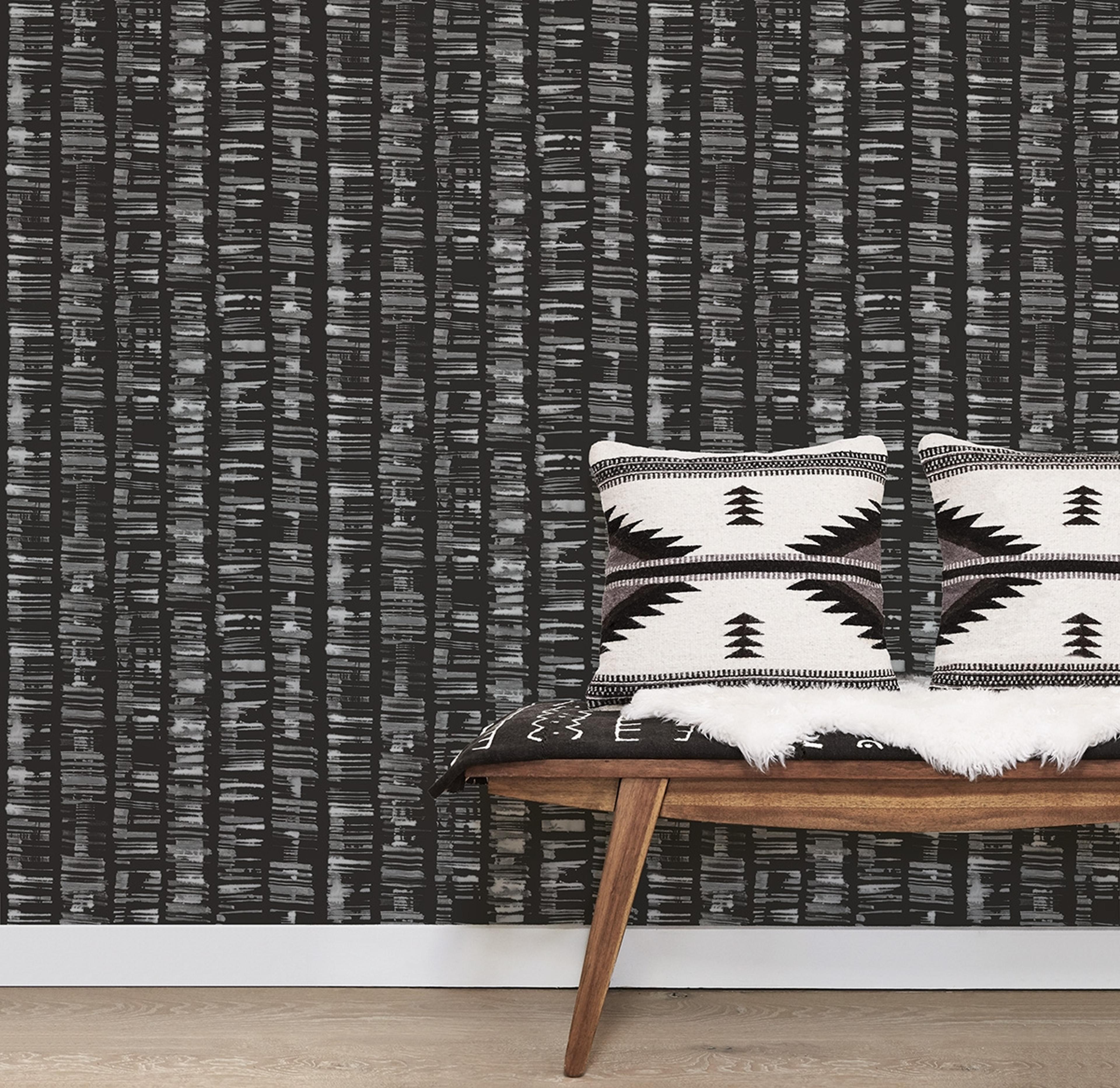Aztec tapet i svart och silver tapet med grafiskt mönster i svart. Från kollektionen bazaar. Nonwoven-material med förskjuten passning. Passar i vardagsrum och matsal.