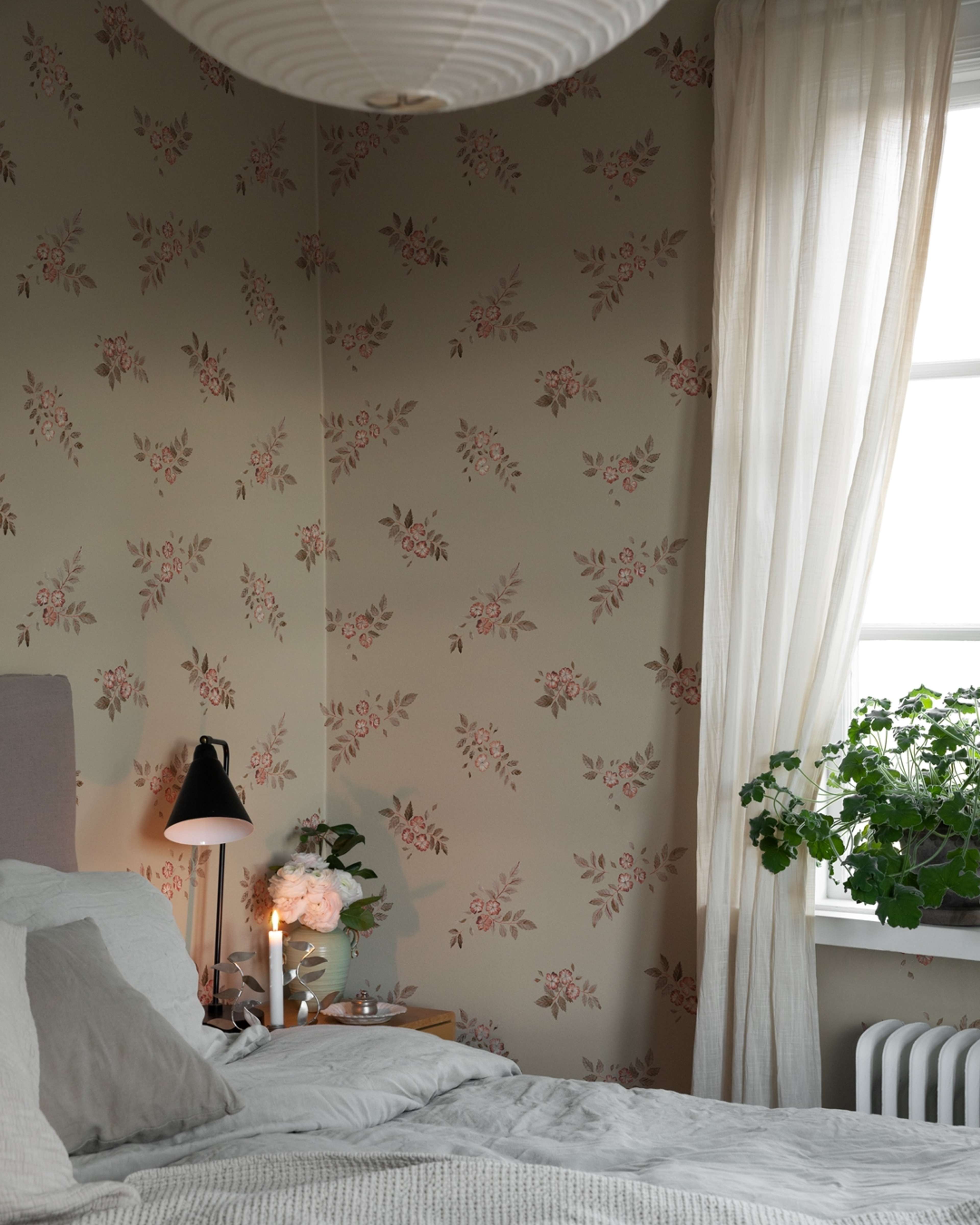 Nyponros tapet med blommigt mönster i grön. Från kollektionen Rosenlycka. Nonwoven-material med förskjuten passning. Country-stil. Passar i vardagsrum, sovrum och matsal.