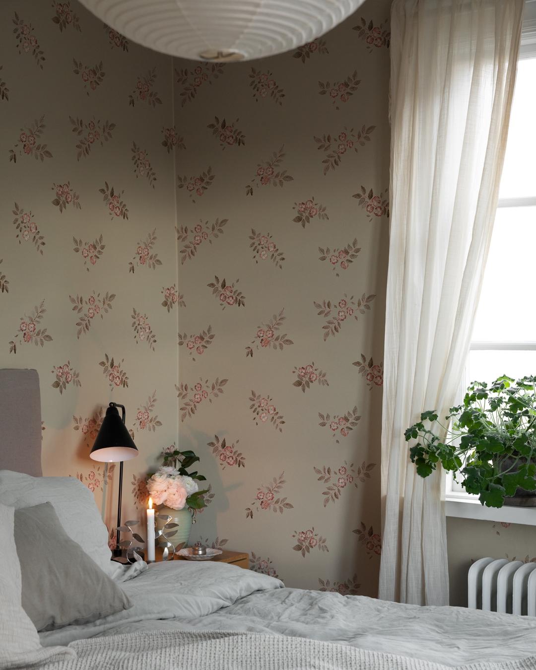 Nyponros tapet med blommigt mönster i grön. Från kollektionen Rosenlycka. Nonwoven-material med förskjuten passning. Country-stil. Passar i vardagsrum, sovrum och matsal.