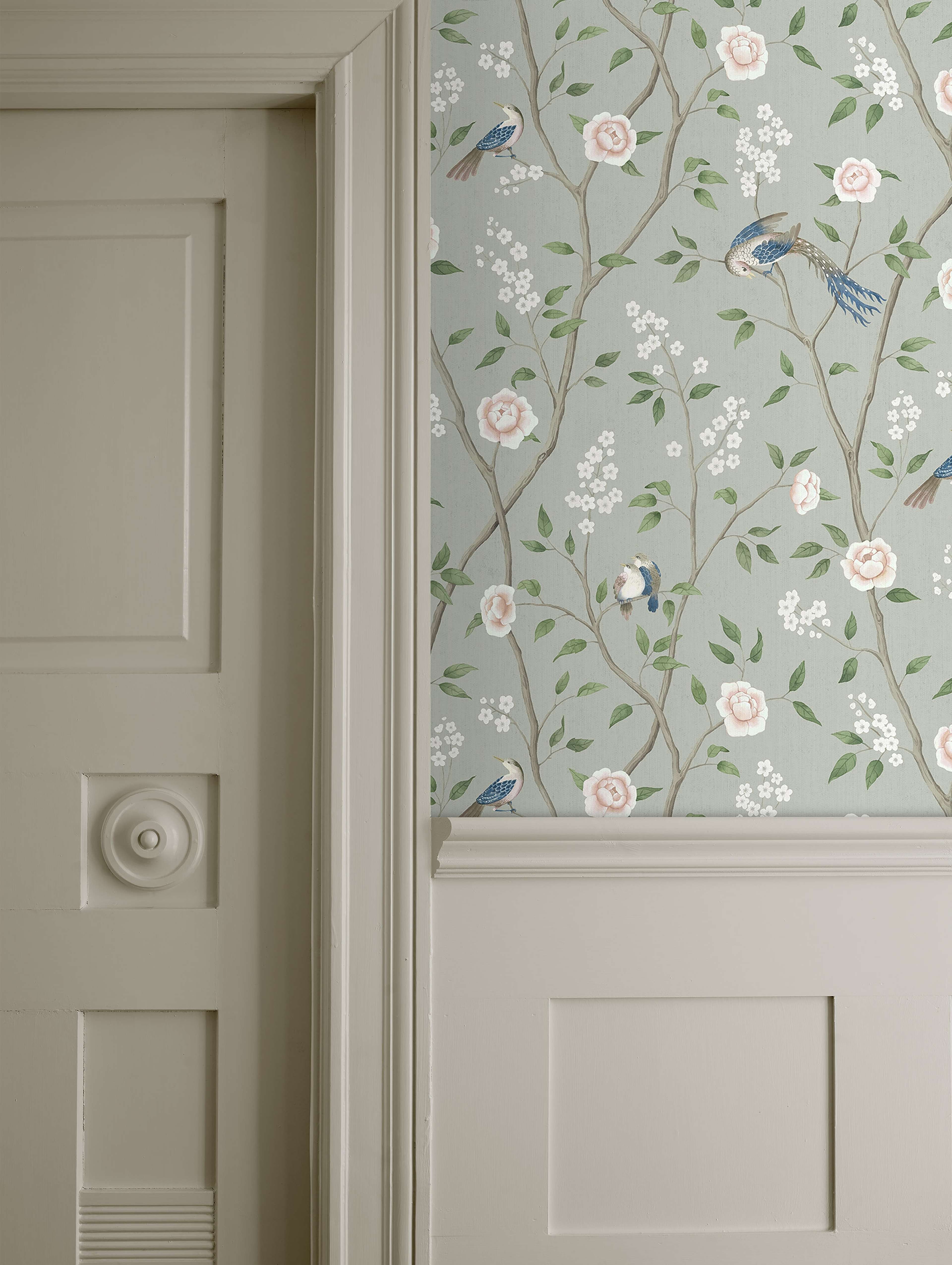 Paradise Birds tapet tapet från Boråstapeter med djur, blommigt mönster i turkos. Från kollektionen Dreamy Escape. Nonwoven-material med förskjuten passning. City-stil. Passar i vardagsrum och matsal.
