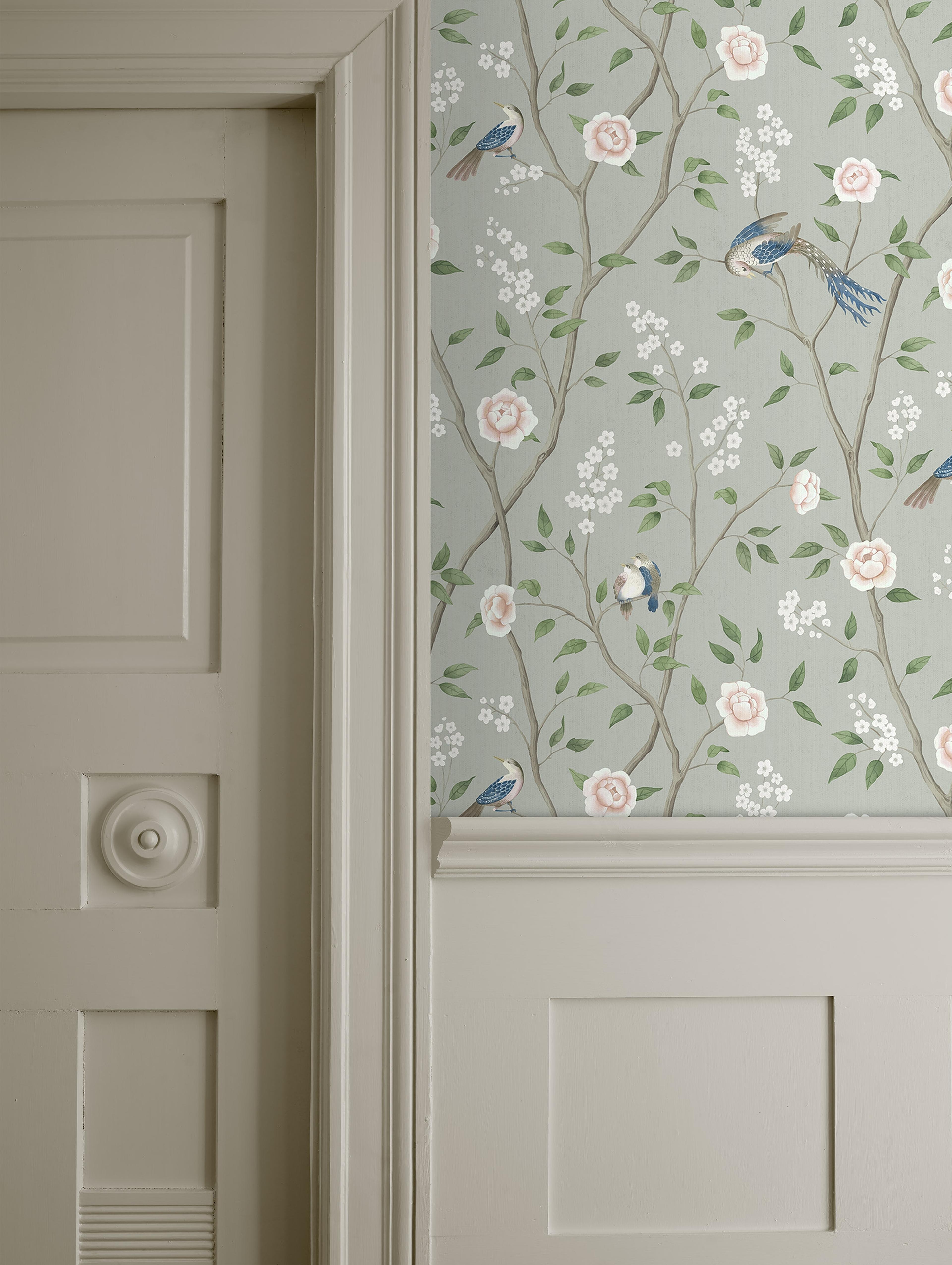 Paradise Birds tapet tapet från Boråstapeter med djur, blommigt mönster i turkos. Från kollektionen Dreamy Escape. Nonwoven-material med förskjuten passning. City-stil. Passar i vardagsrum och matsal.