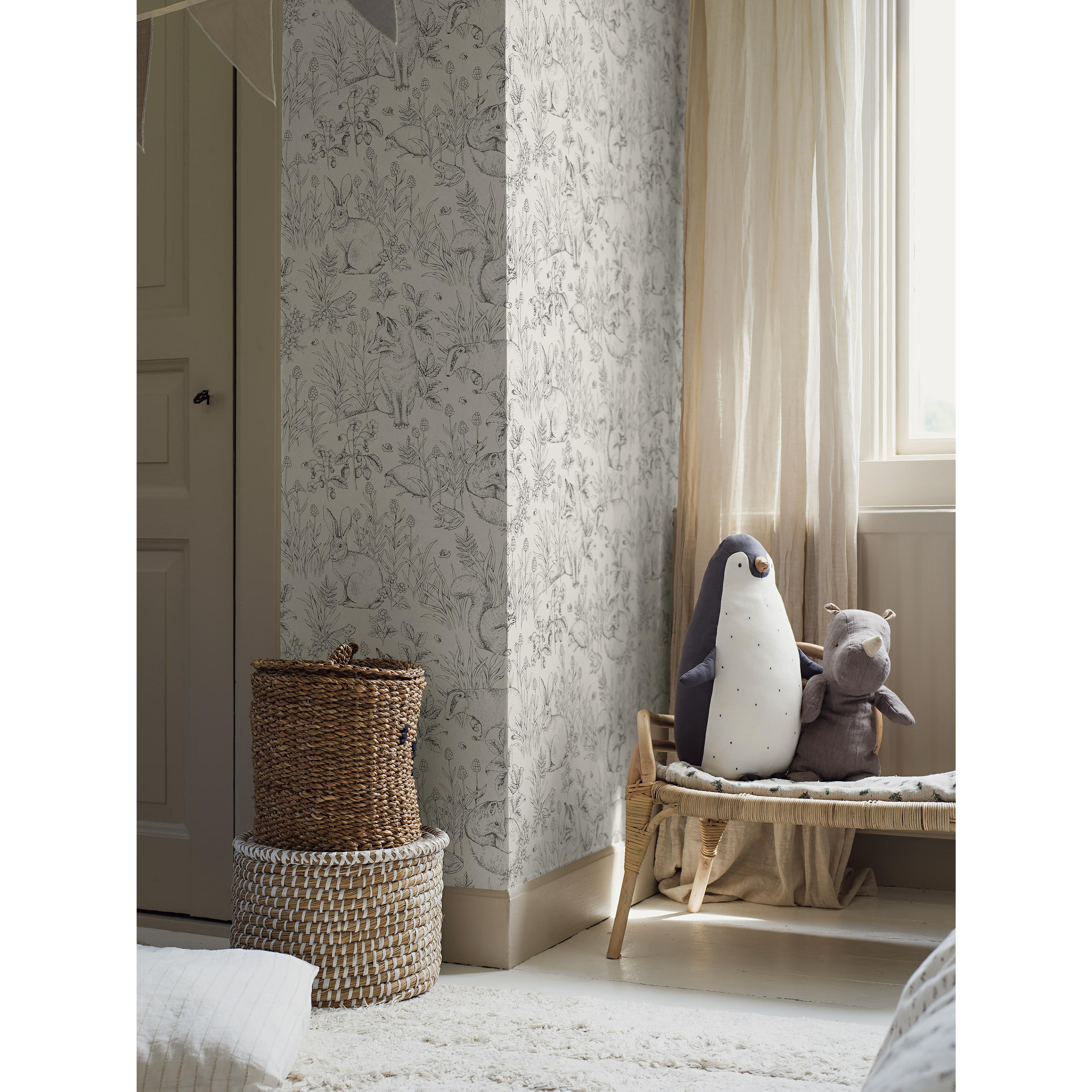 Forest Friends vit, tapet tapet från Boråstapeter med djur, barnrum mönster i vit. Från kollektionen Newbie II Wallpaper. Nonwoven-material med förskjuten passning. Passar i barnrum.