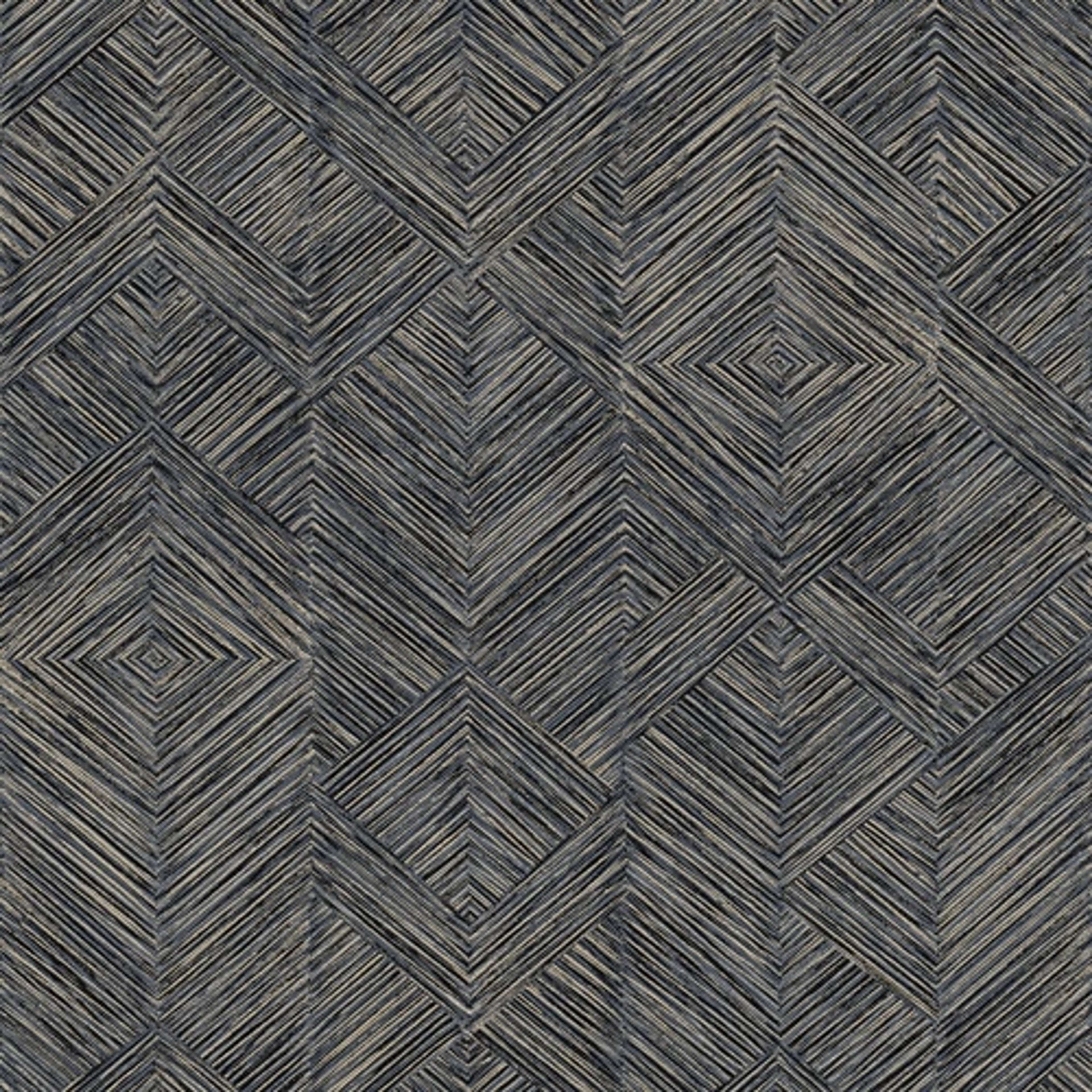 Enitan Slate tapet tapet från Midbec med geometriskt mönster i svart och guld. Från kollektionen Tribute. Nonwoven-material med förskjuten passning. Passar i vardagsrum, matsal och hall.