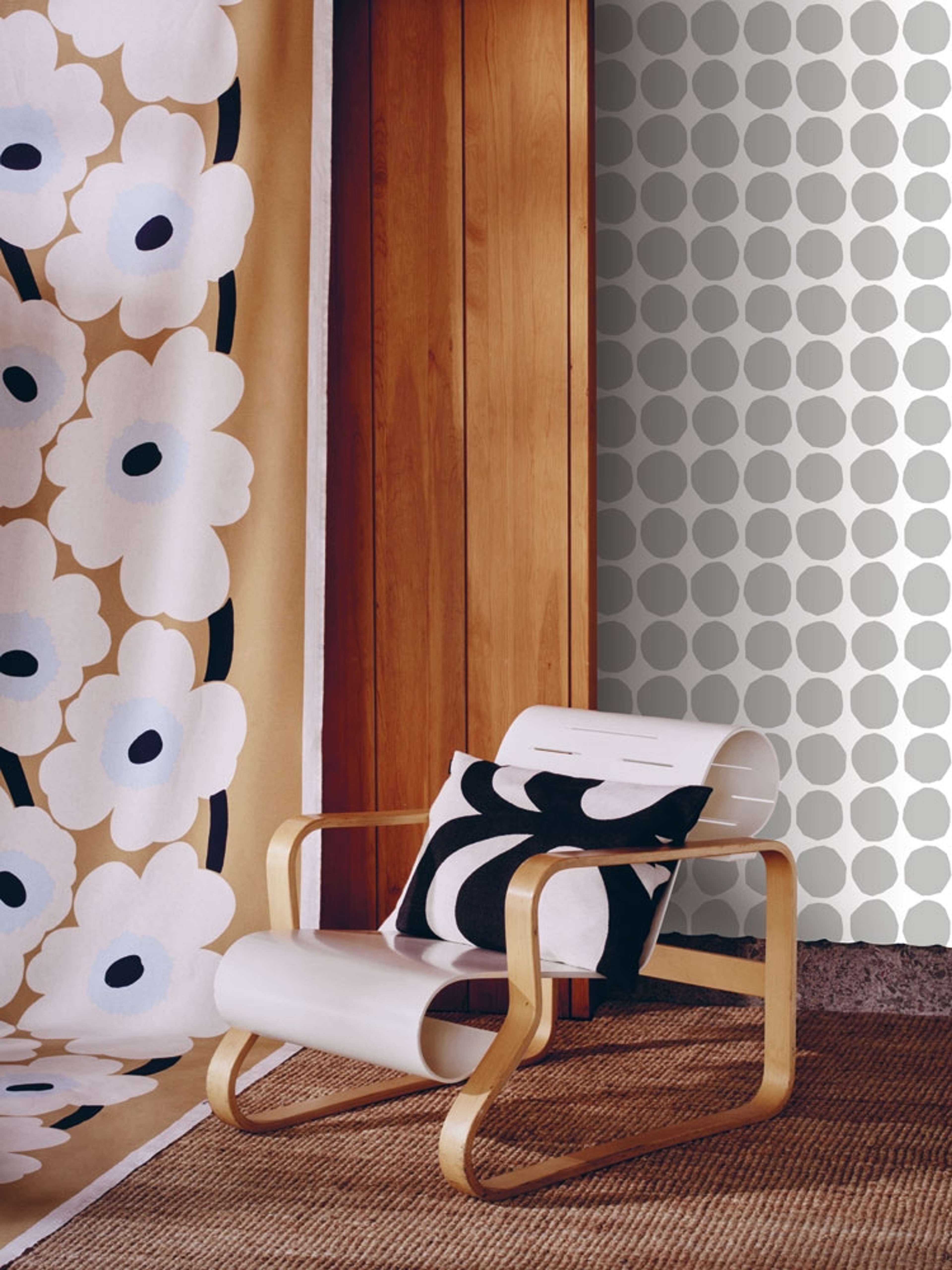 Marimekko Pienet Kivet, vit och grå tapet tapet från Midbec med prickigt mönster i vit. Från kollektionen Marimekko 5. Nonwoven-material med rak passning.