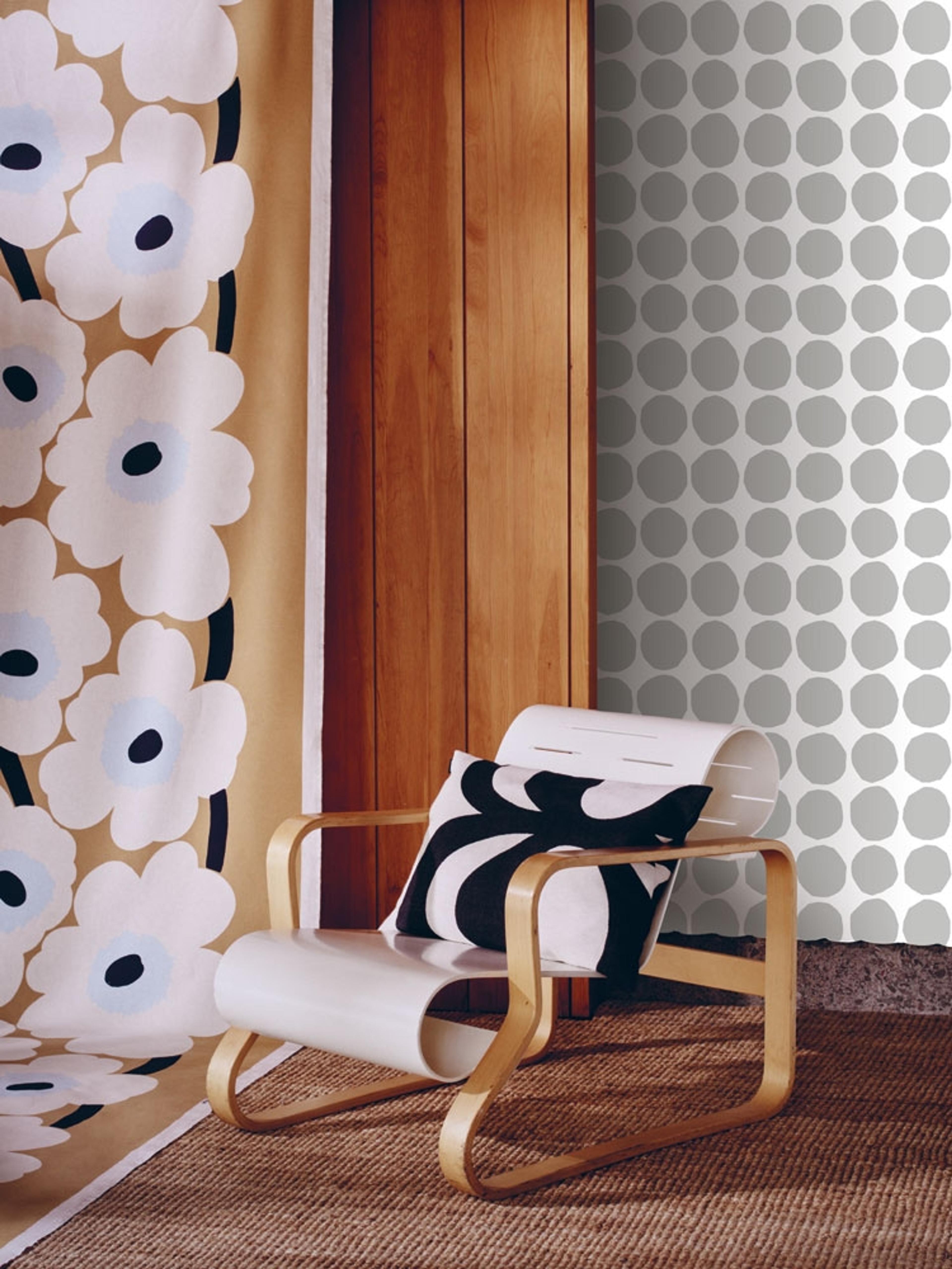 Marimekko Pienet Kivet, vit och grå tapet tapet från Midbec med prickigt mönster i vit. Från kollektionen Marimekko 5. Nonwoven-material med rak passning.