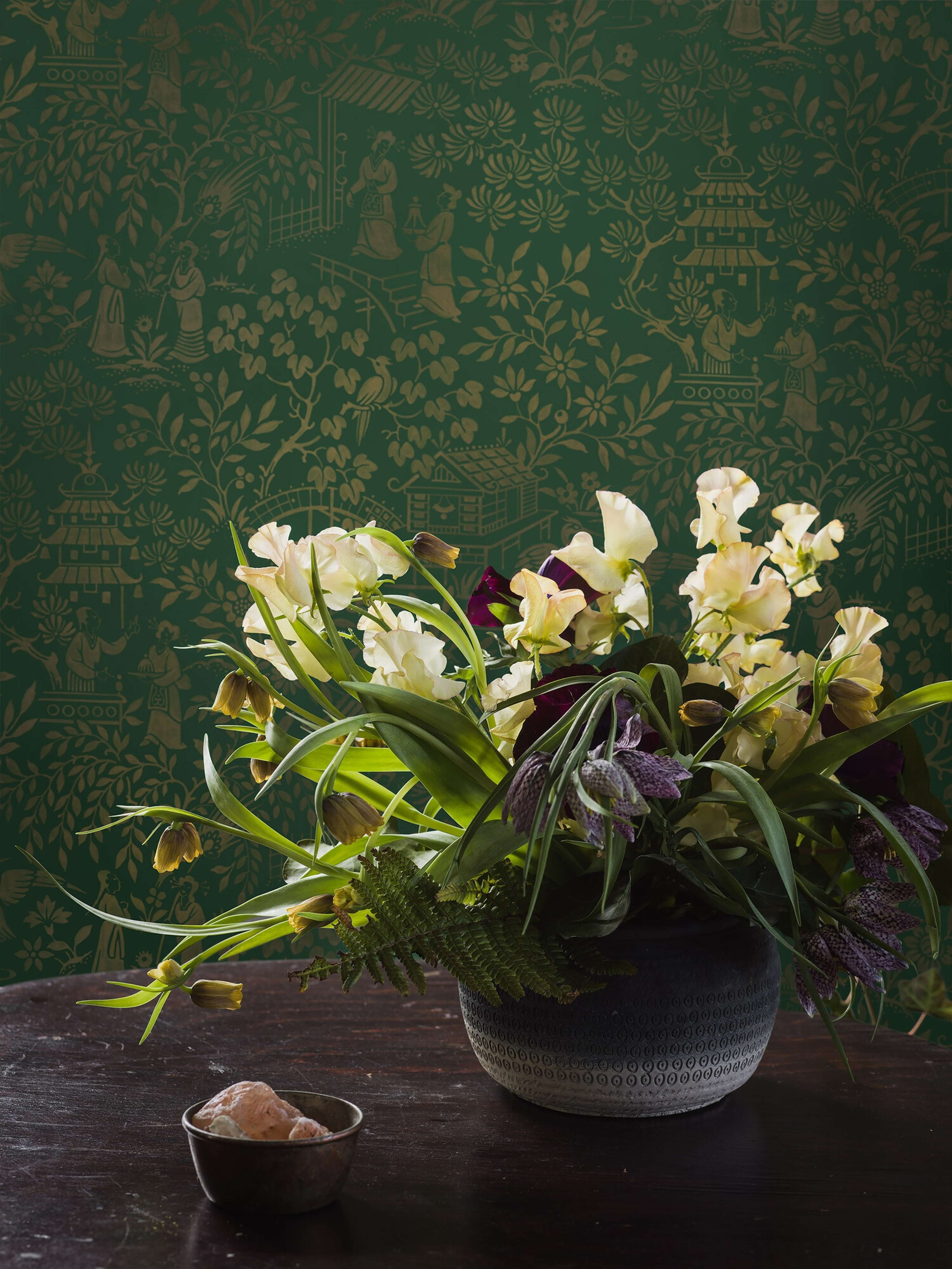 Oriental Garden tapet tapet med botaniskt mönster i grön. Från kollektionen Dreamy Escape. Nonwoven-material med förskjuten passning. Passar i vardagsrum och matsal.