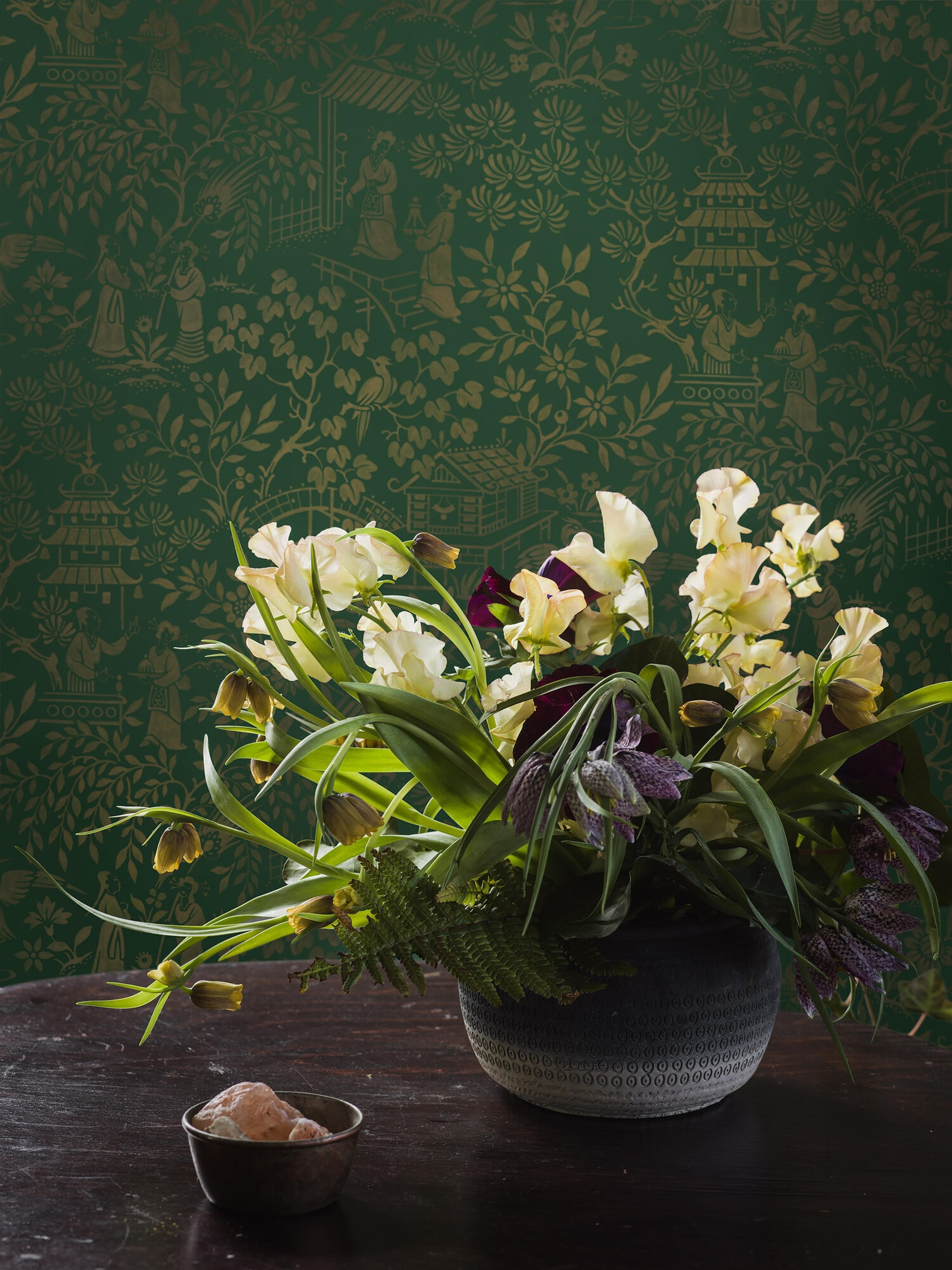 Oriental Garden tapet tapet med botaniskt mönster i grön. Från kollektionen Dreamy Escape. Nonwoven-material med förskjuten passning. Passar i vardagsrum och matsal.
