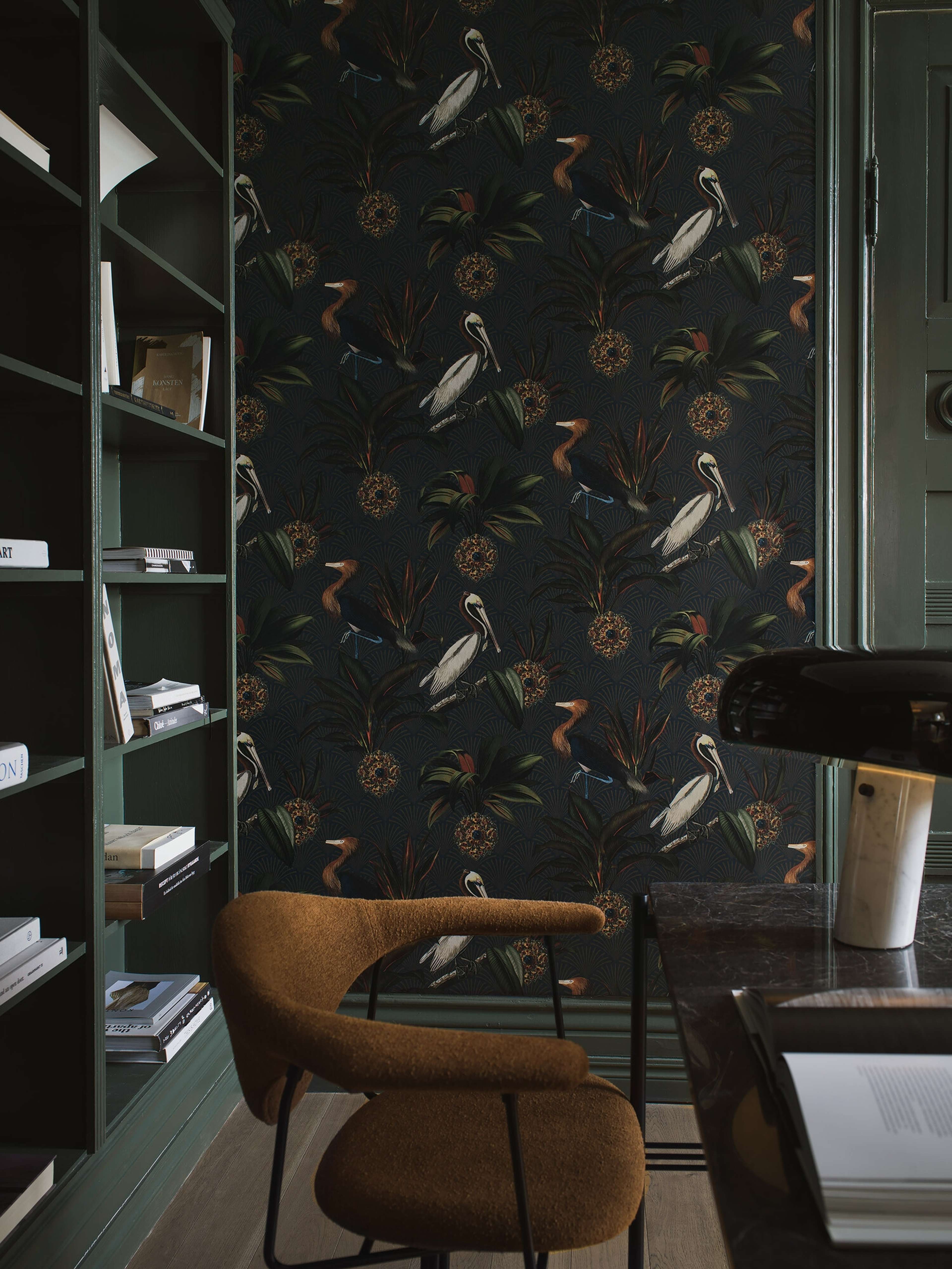 Sapphire Birds tapet med geometriskt, grafiskt mönster i blå. Från kollektionen Treasured. Nonwoven-material med förskjuten passning. Passar i kök, hall och arbetsrum.