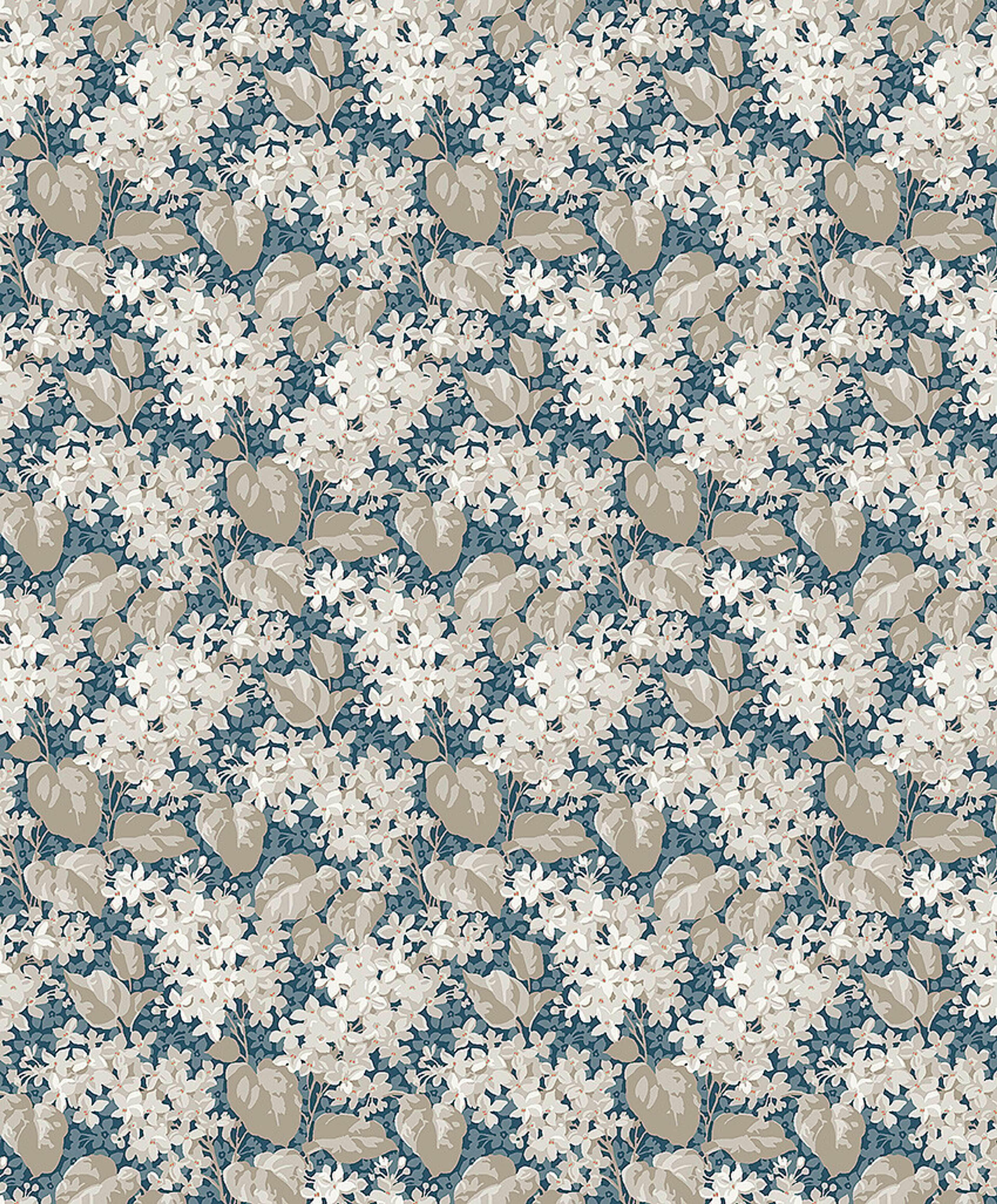Aratorp tapet med blommigt mönster i blå. Från kollektionen Alla Tiders Hus. Nonwoven-material med förskjuten passning. Passar i vardagsrum, matsal och kök.