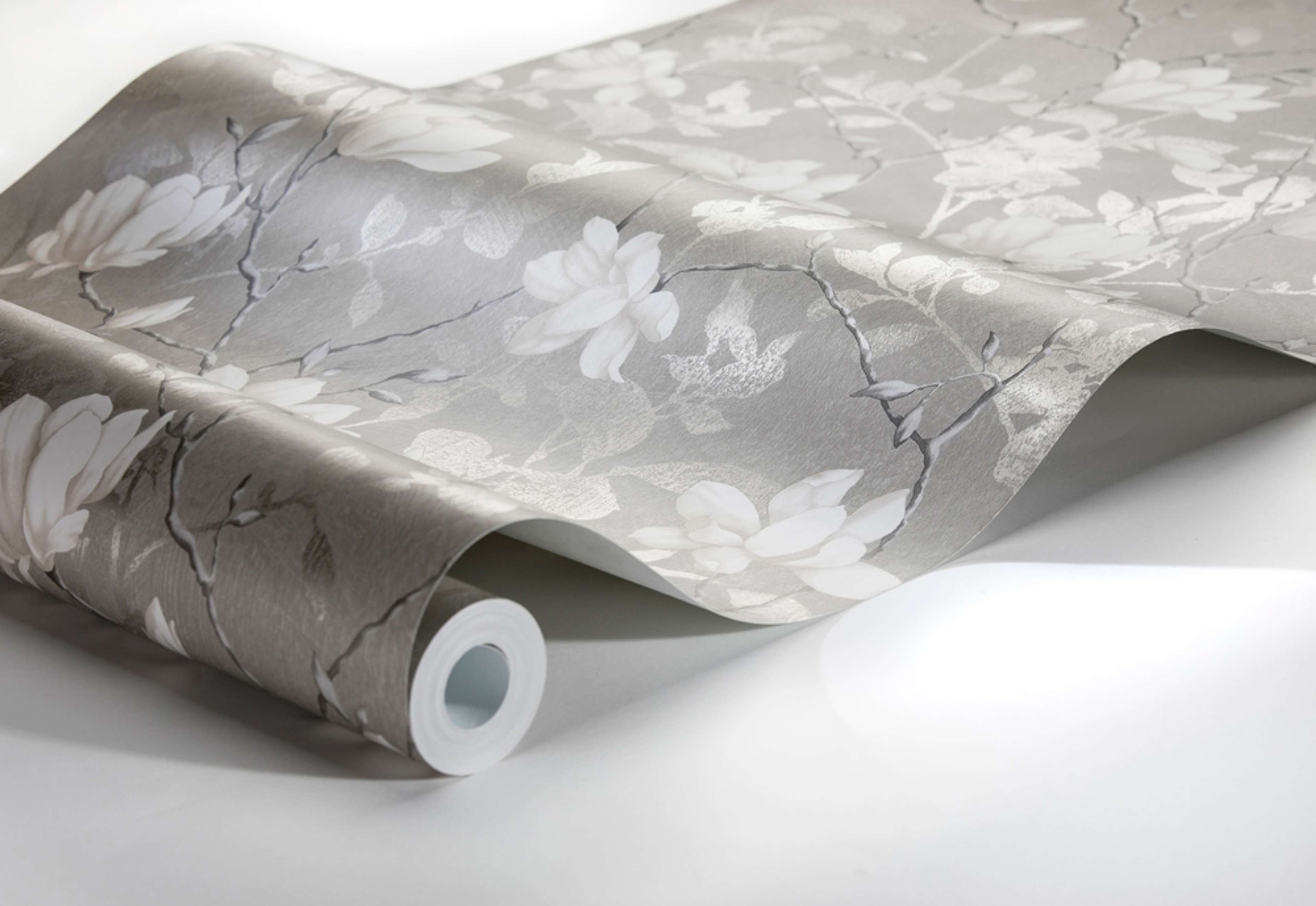 Lily Tree, grå tapet från Boråstapeter med blommigt mönster i silver och beige. Från kollektionen In Bloom. Nonwoven-material med rak passning. Country, city-stil. Passar i vardagsrum, sovrum och hall.