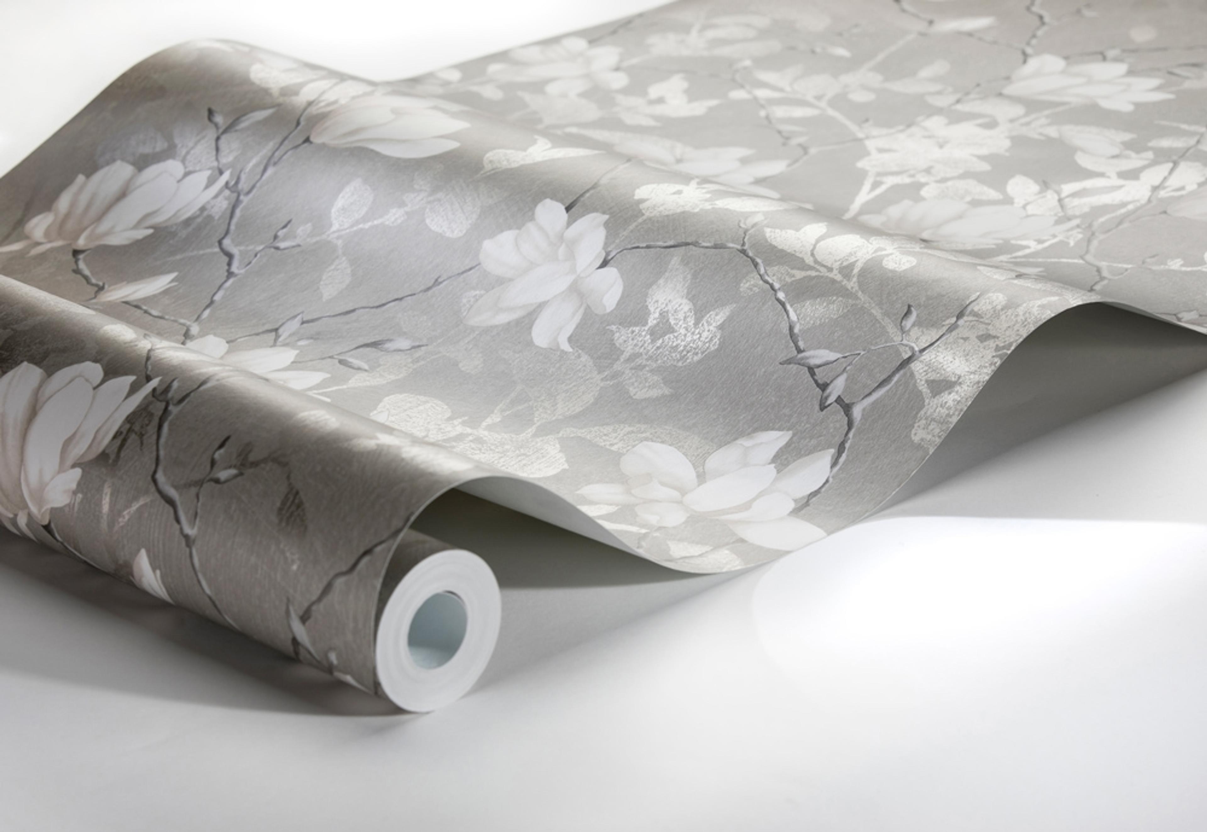 Lily Tree, grå tapet från Boråstapeter med blommigt mönster i silver och beige. Från kollektionen In Bloom. Nonwoven-material med rak passning. Country, city-stil. Passar i vardagsrum, sovrum och hall.