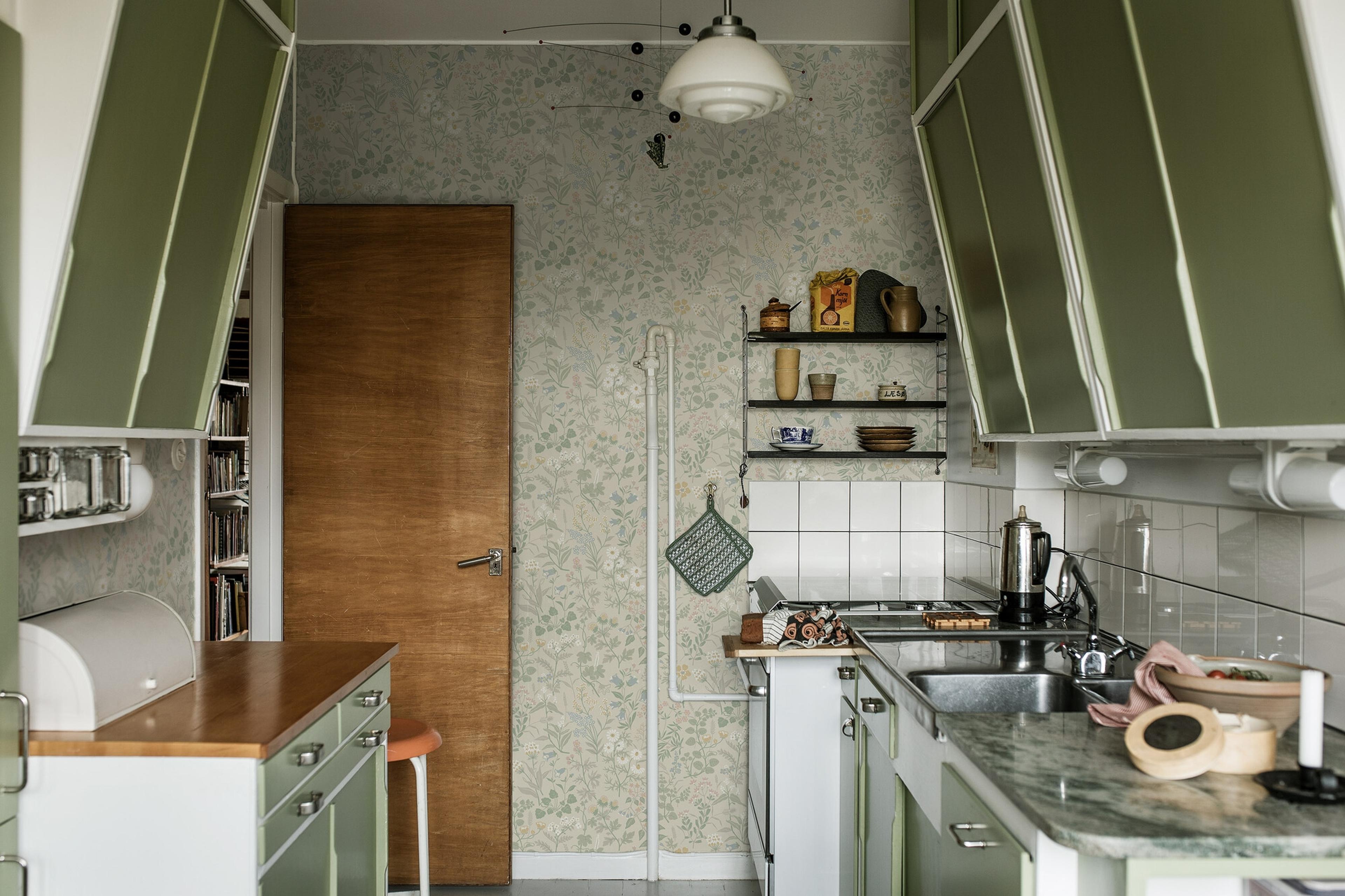 Flora tapet med blommigt mönster i beige. Från kollektionen Alla Tiders Hus. Nonwoven-material med förskjuten passning. Country-stil. Passar i vardagsrum, matsal och kök.