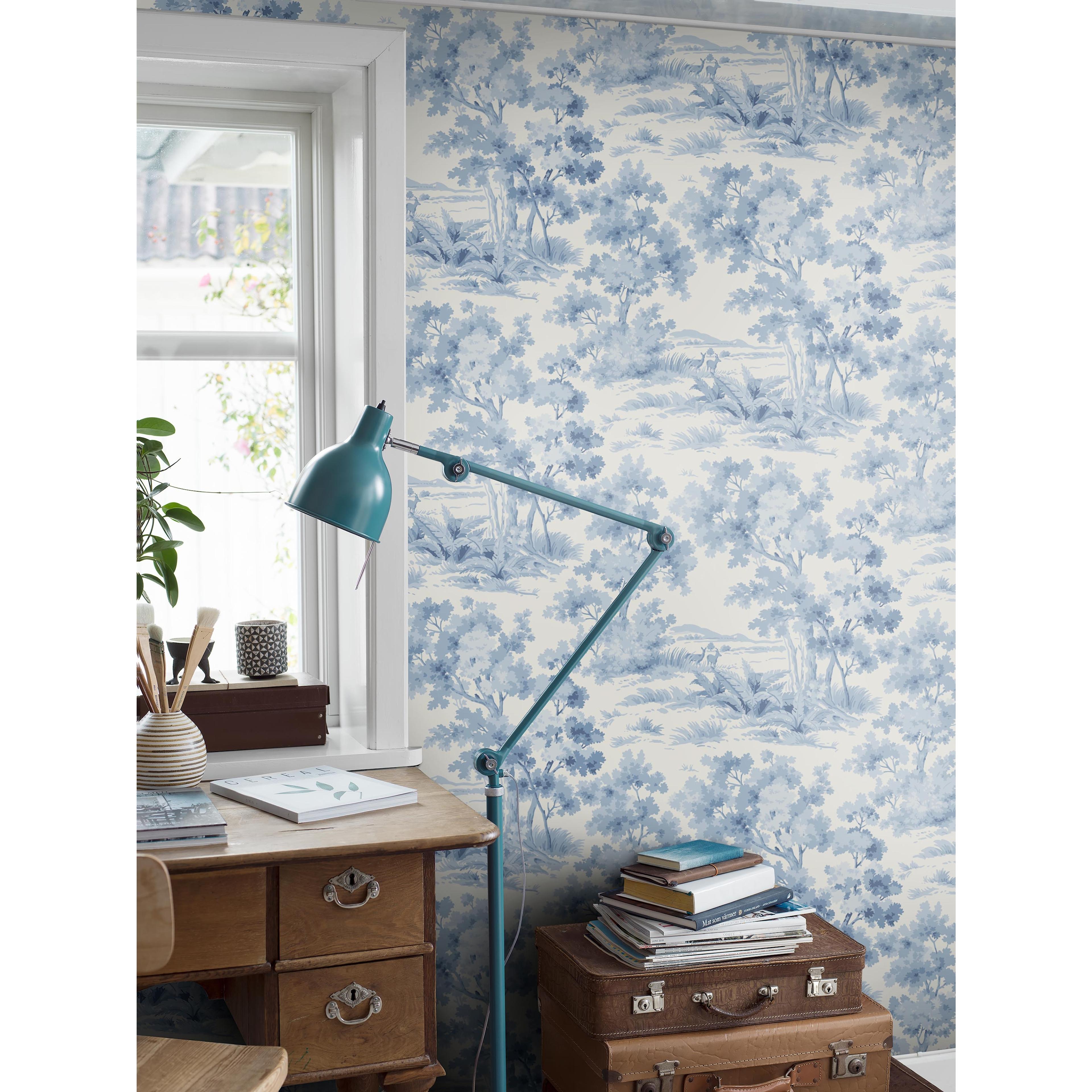 Countryside Morning, tapet tapet med djur, naturochlandskap, grafiskt mönster i vit och blå. Från kollektionen Blue & White. Nonwoven-material med förskjuten passning. Passar i arbetsrum.